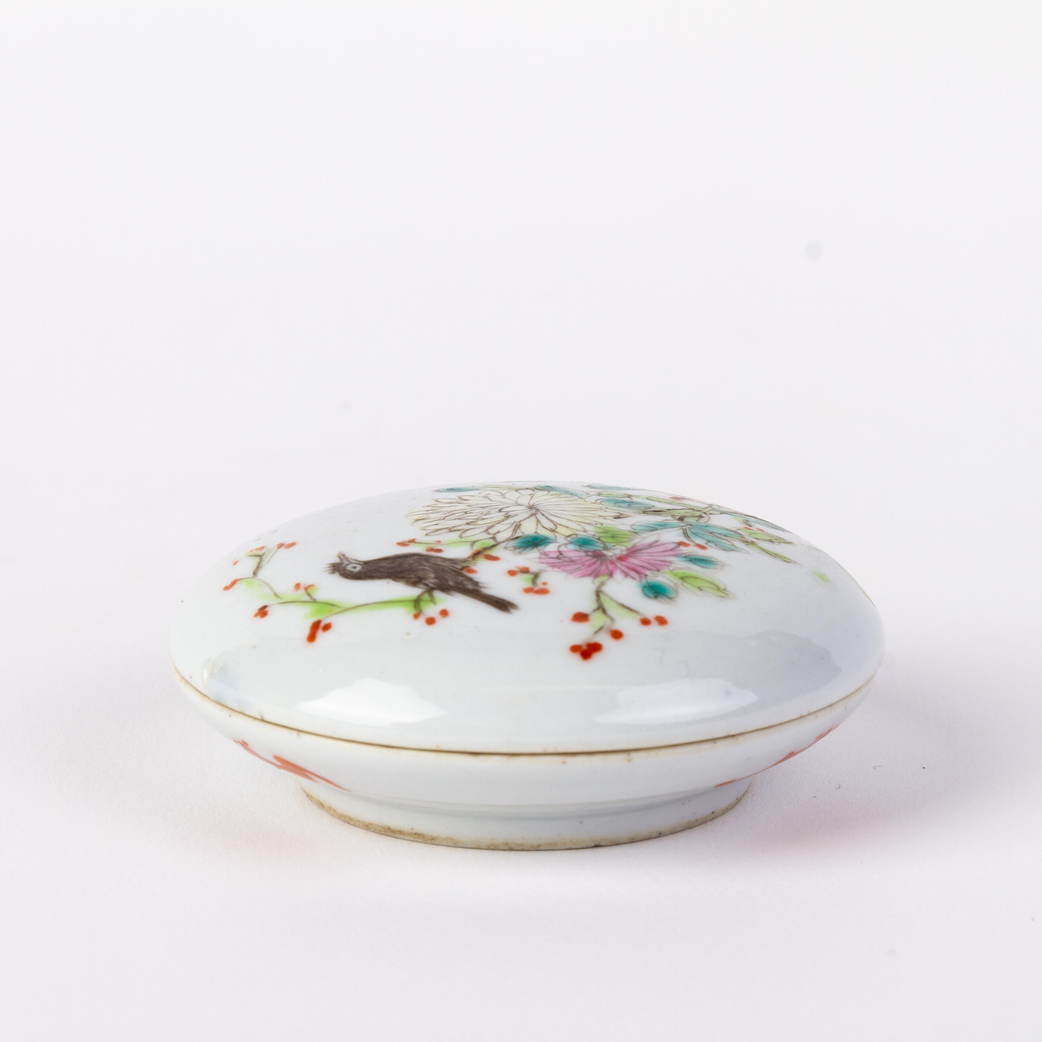 Chinese Guangxu Famille Rose Porcelain Lidded Paste Box 19th Century 
Good condition overall 
From a private collection.
Free international shipping.