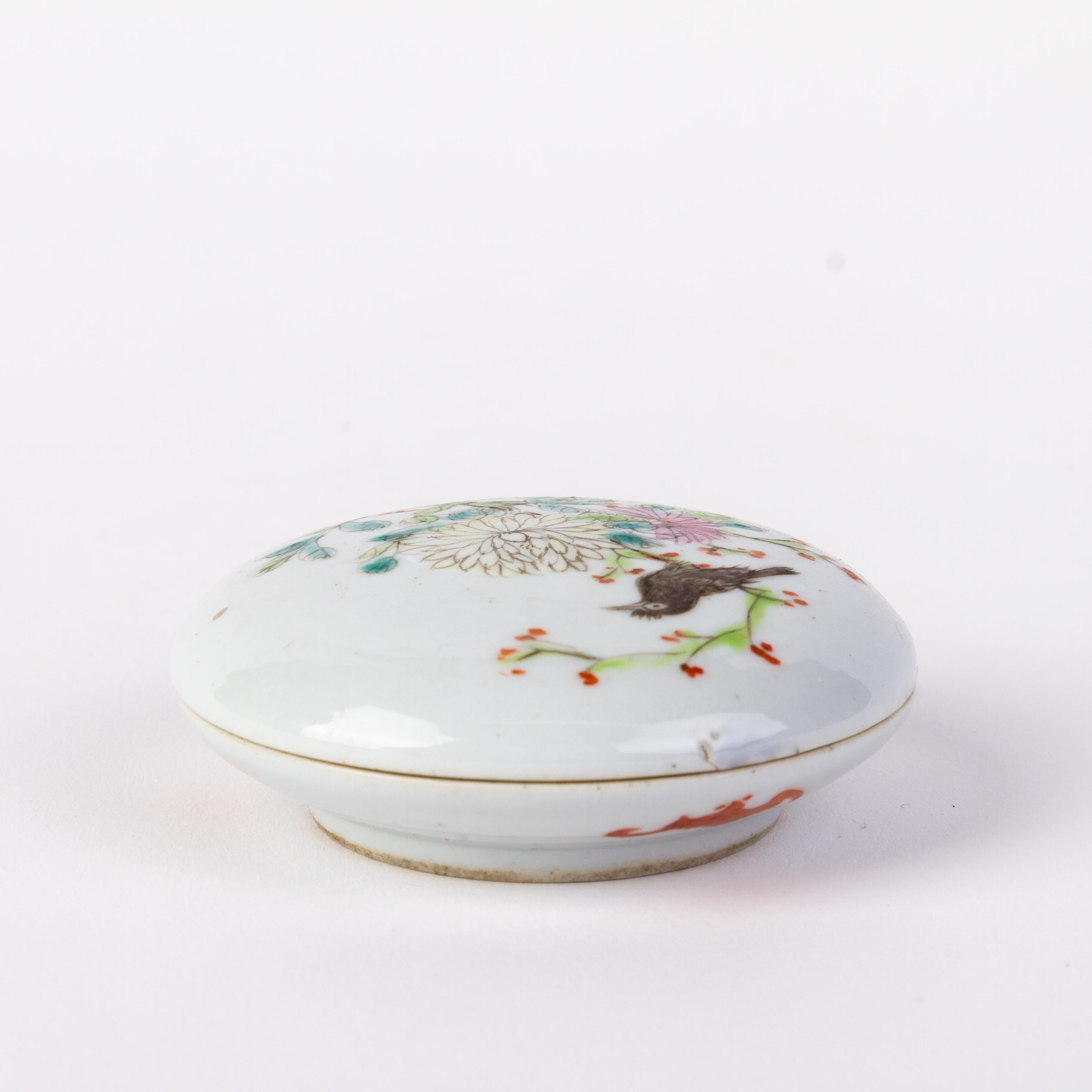 Hand-Painted Chinese Guangxu Famille Rose Porcelain Lidded Paste Box 19th Century with Mark For Sale