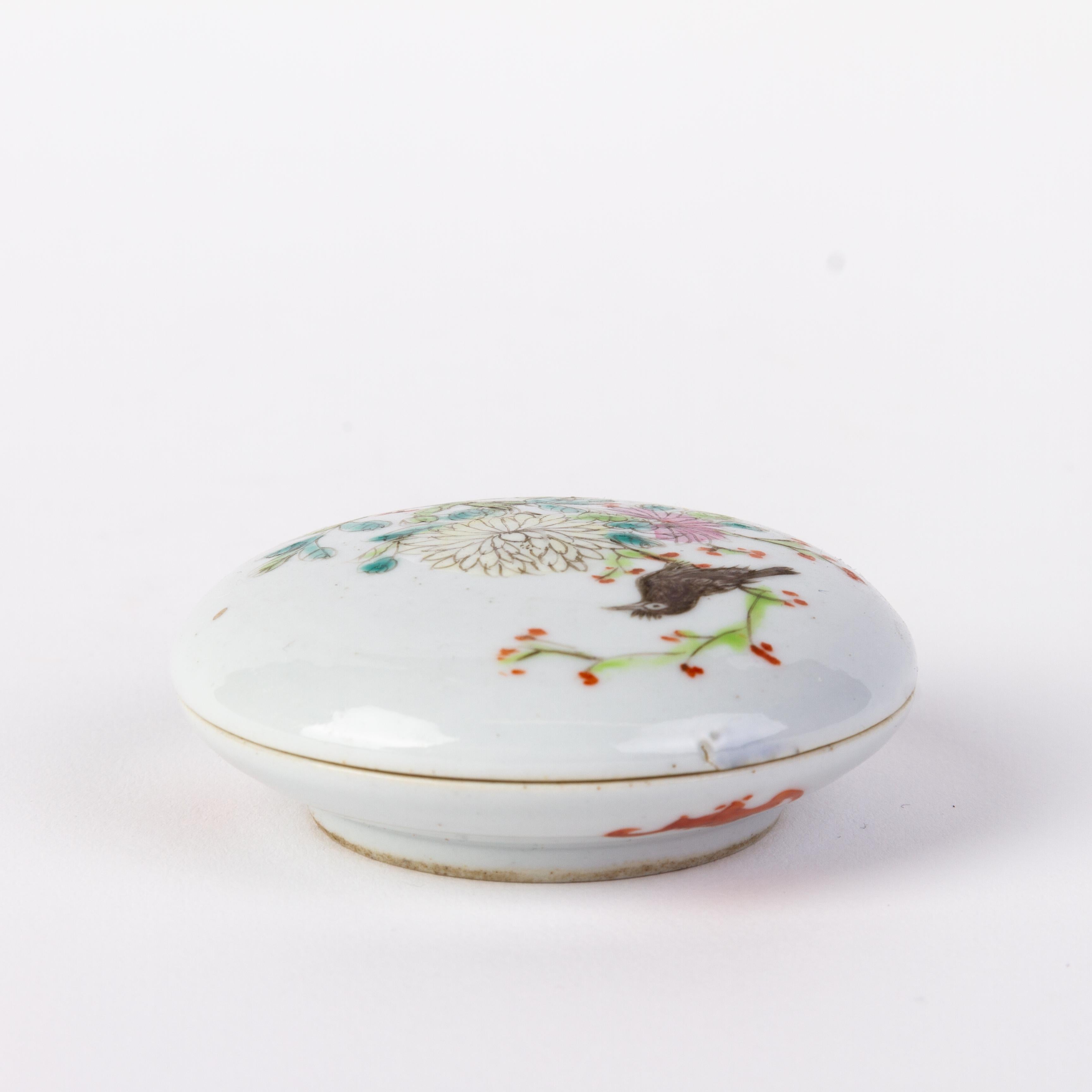 Hand-Painted Chinese Guangxu Famille Rose Porcelain Lidded Paste Box 19th Century with Mark