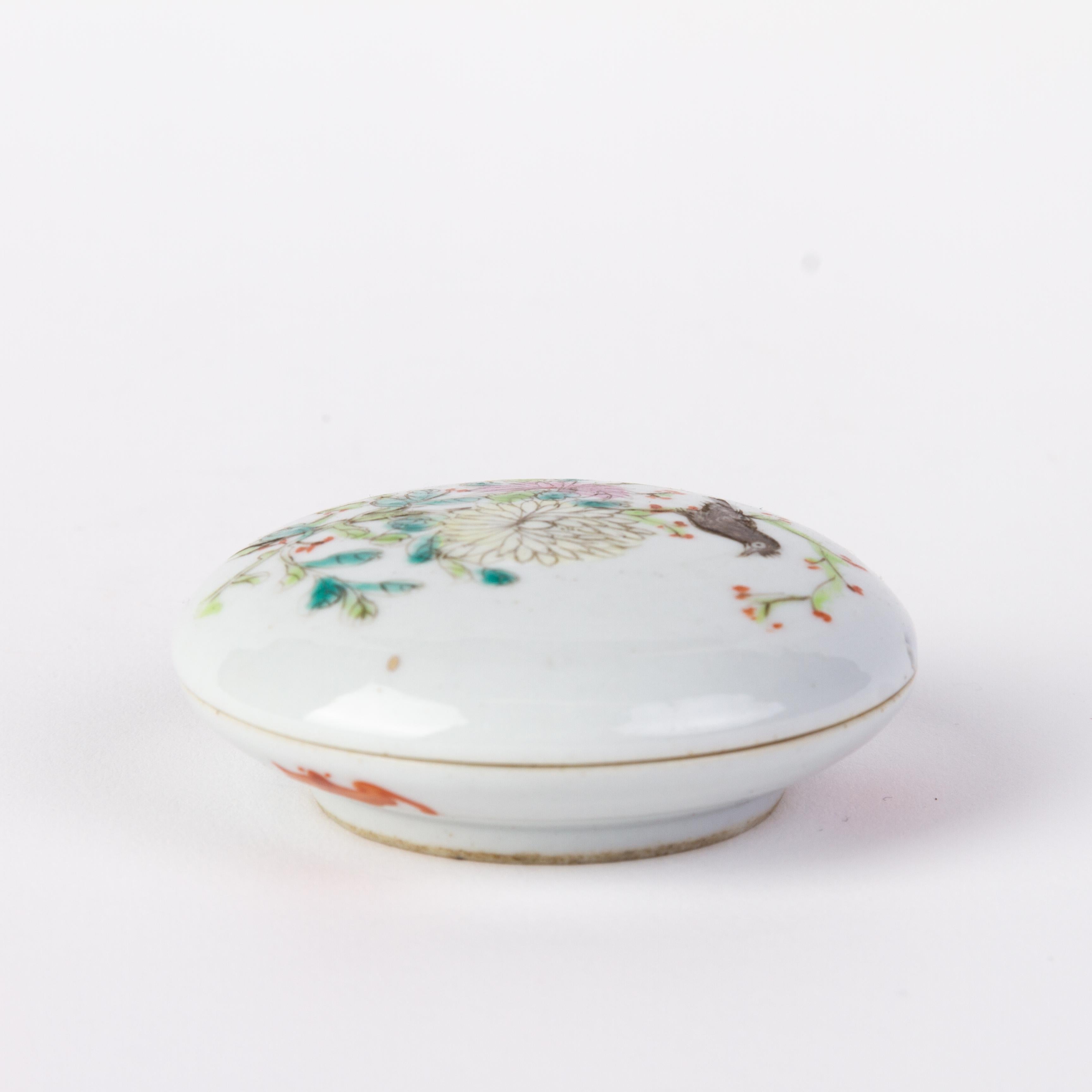 Chinese Guangxu Famille Rose Porcelain Lidded Paste Box 19th Century with Mark In Good Condition For Sale In Nottingham, GB