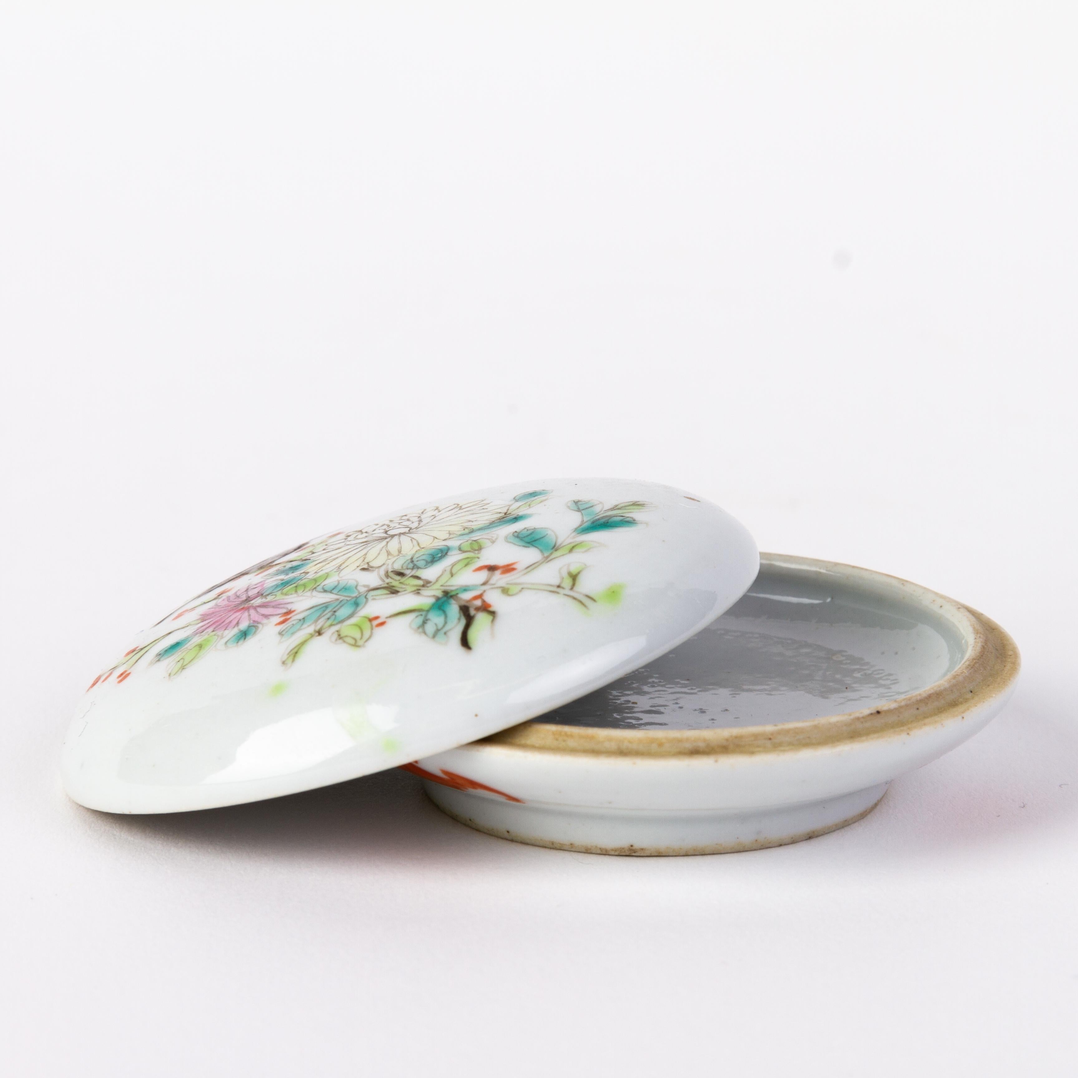 Chinese Guangxu Famille Rose Porcelain Lidded Paste Box 19th Century with Mark For Sale 1