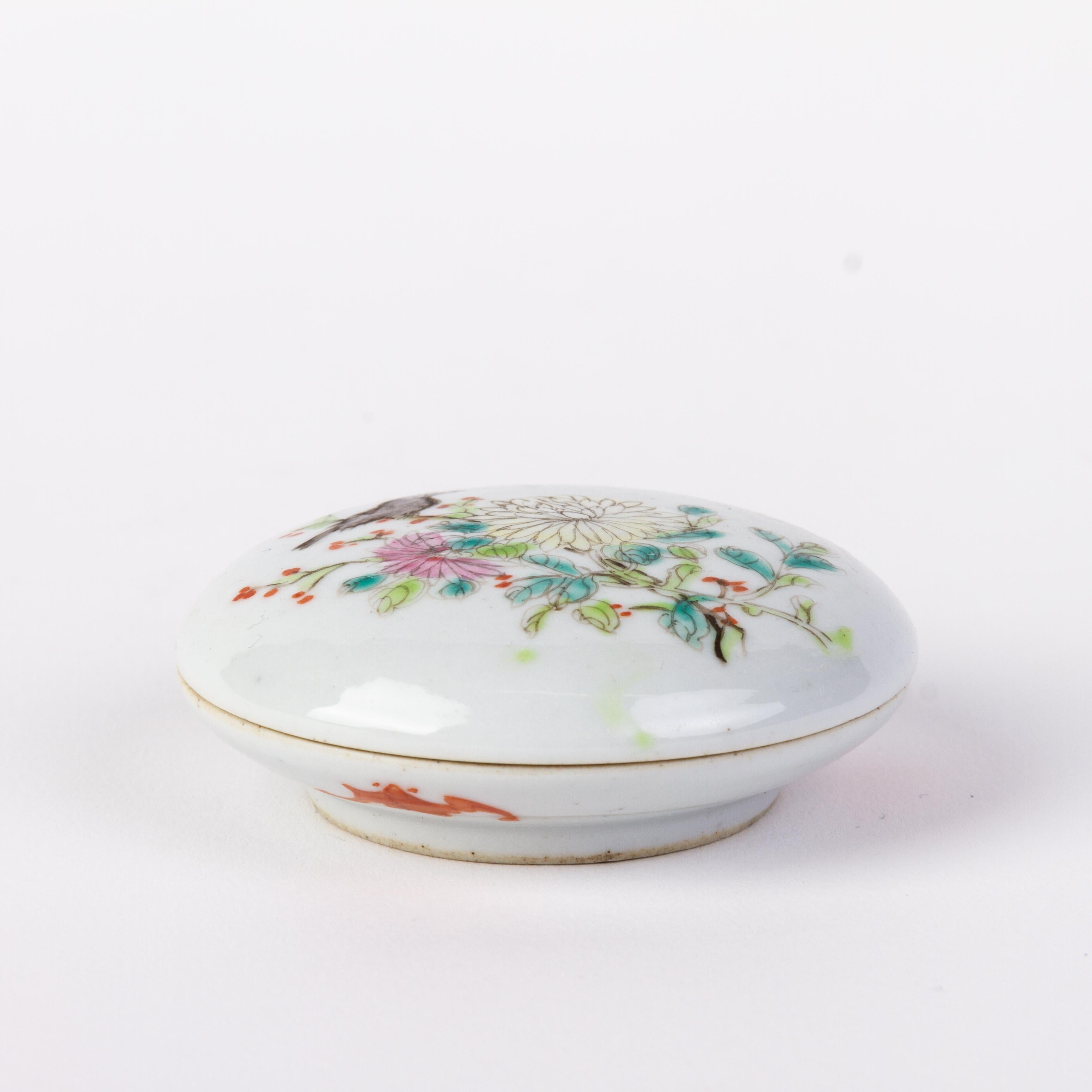 Chinese Guangxu Famille Rose Porcelain Lidded Paste Box 19th Century with Mark For Sale 3
