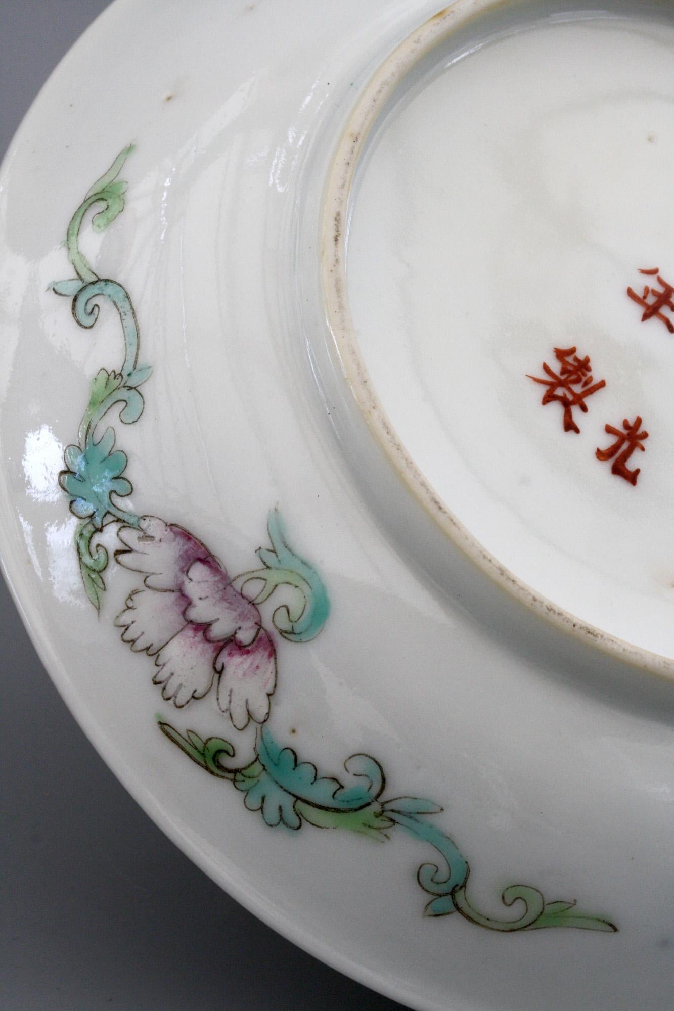 Eine außergewöhnliche chinesische Porzellanschale der Guangxu-Marke und -Periode, handbemalt mit einem Millefleur-Muster aus der Zeit zwischen 1875 und 1908. Die kleine runde Schale hat einen erhöhten Rand und ist in zarten Farben mit einer Vielzahl