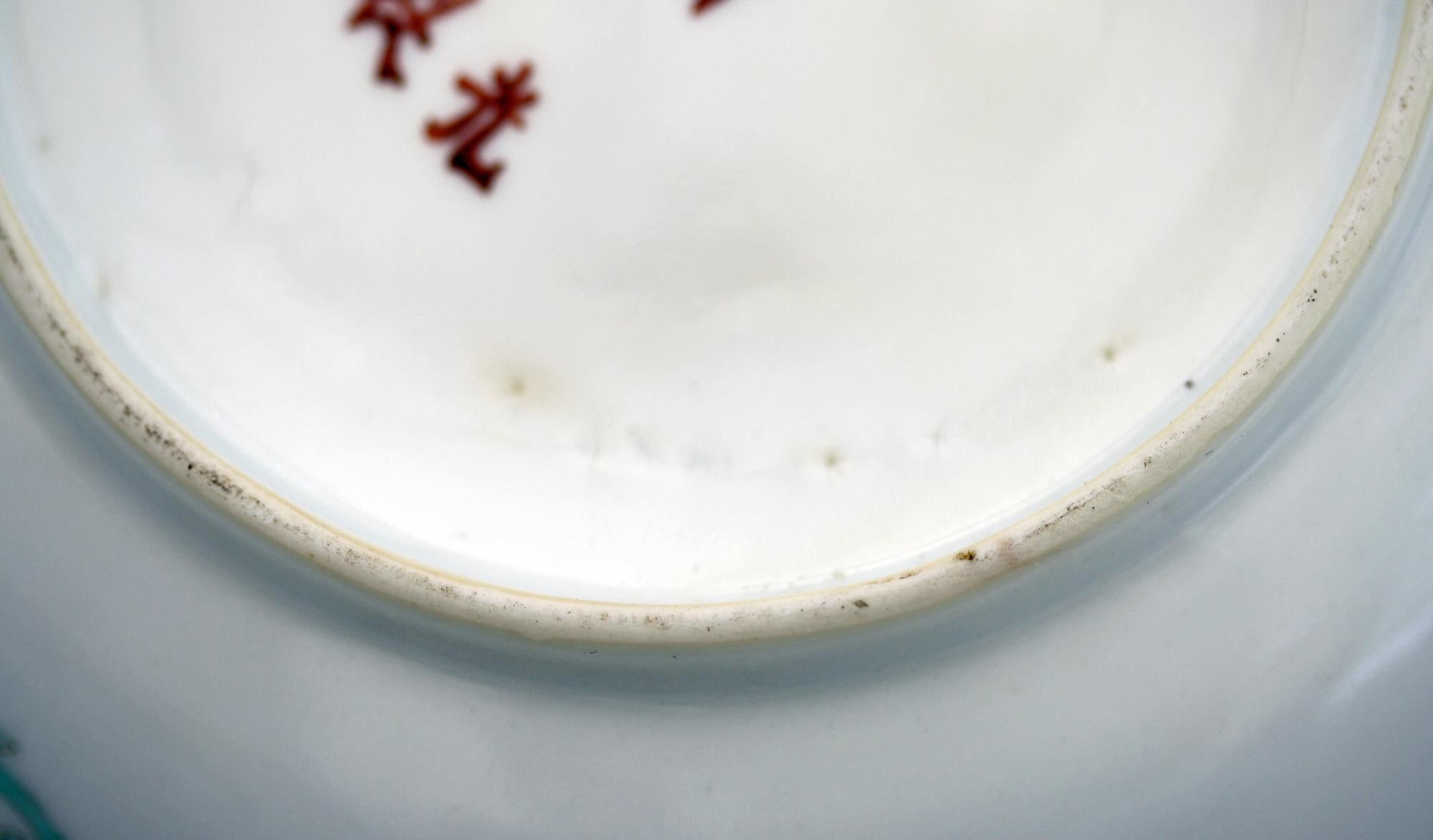 Chinesische Guangxu handbemalte Millefleur-Porzellan-Untertasse, Chinesisch (19. Jahrhundert) im Angebot