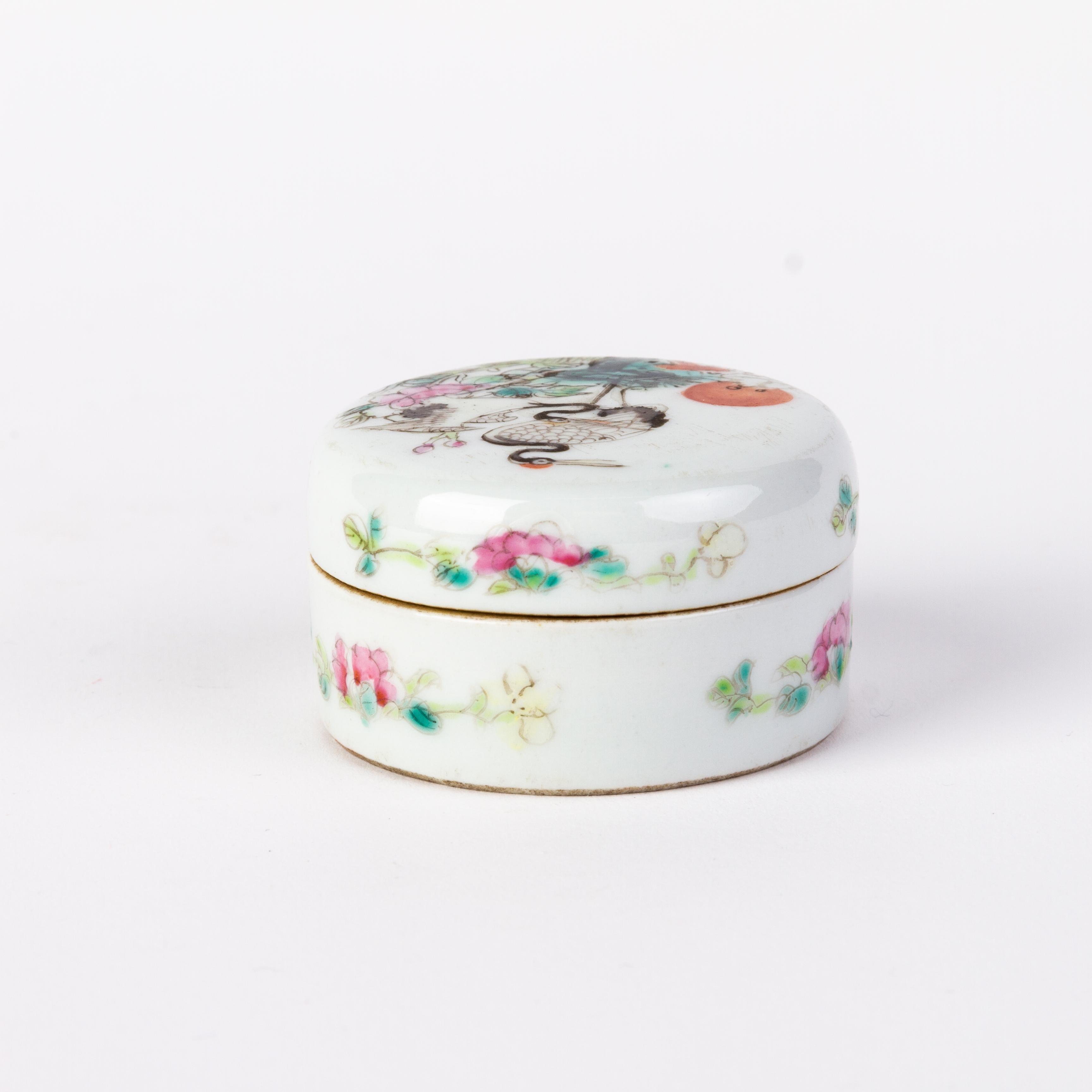 Hand-Painted Chinese Guangxu Porcelain Lidded Paste Box 19th Century  For Sale
