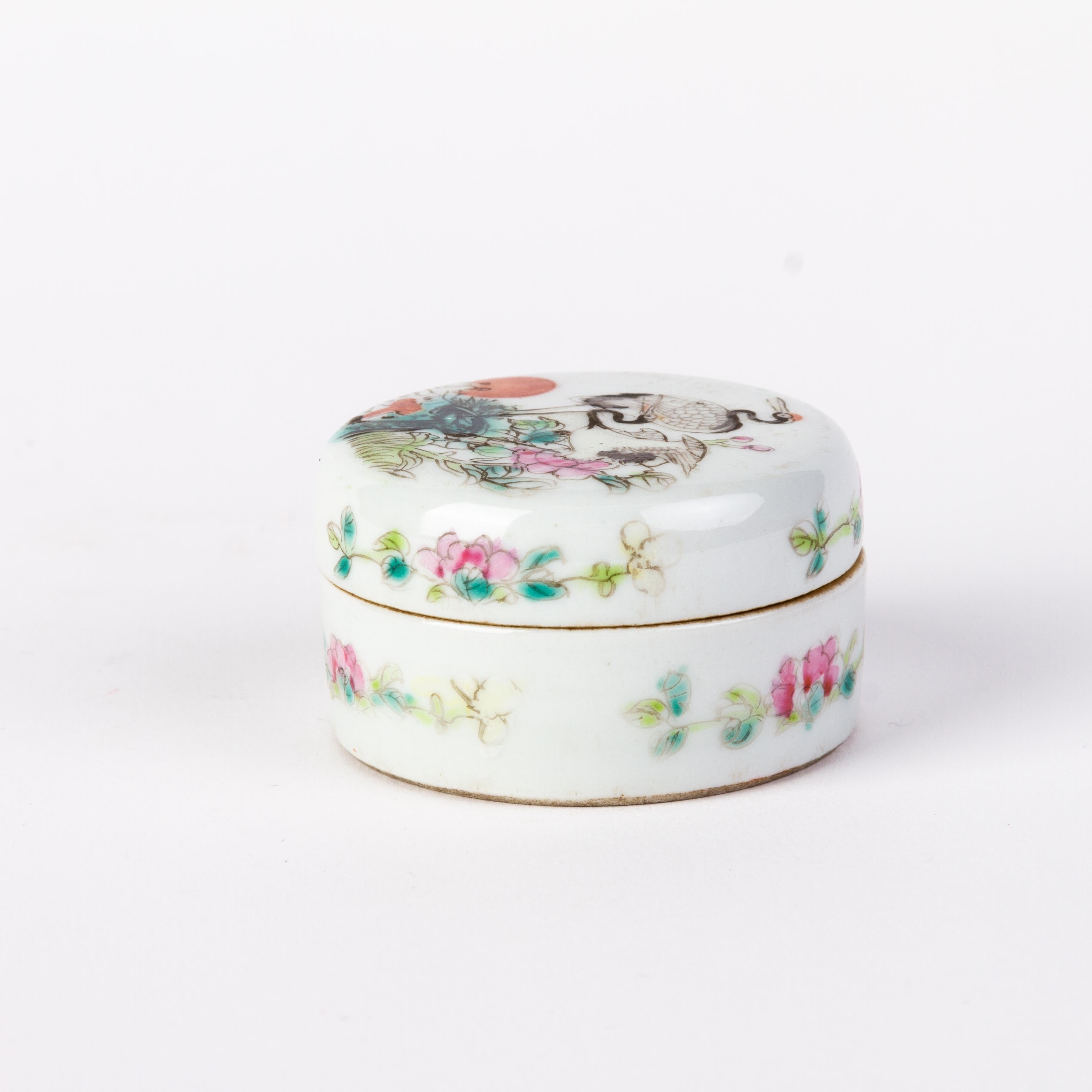 Chinese Guangxu Porcelain Lidded Paste Box 19th Century  In Good Condition For Sale In Nottingham, GB