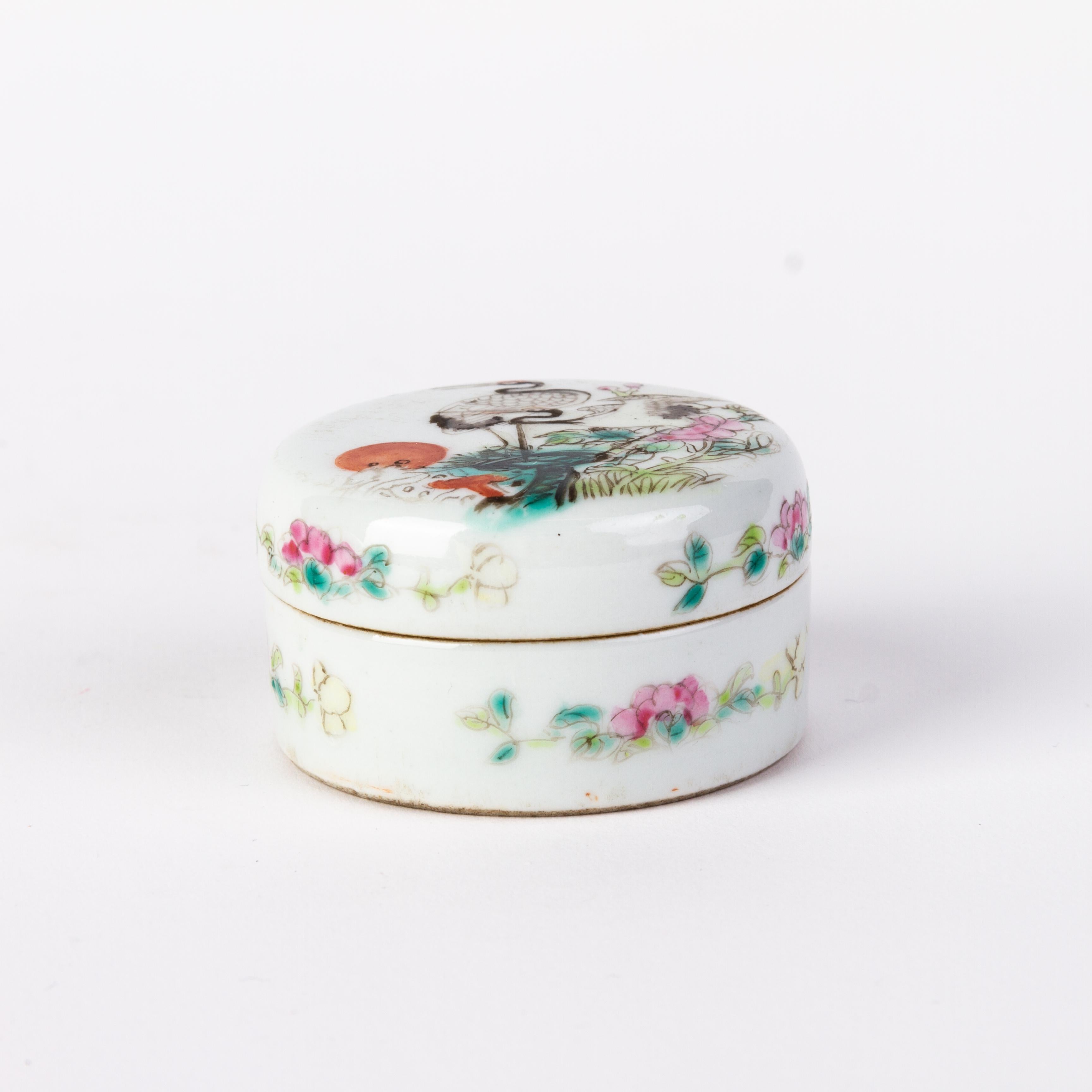 Chinese Guangxu Porcelain Lidded Paste Box 19th Century  For Sale 3