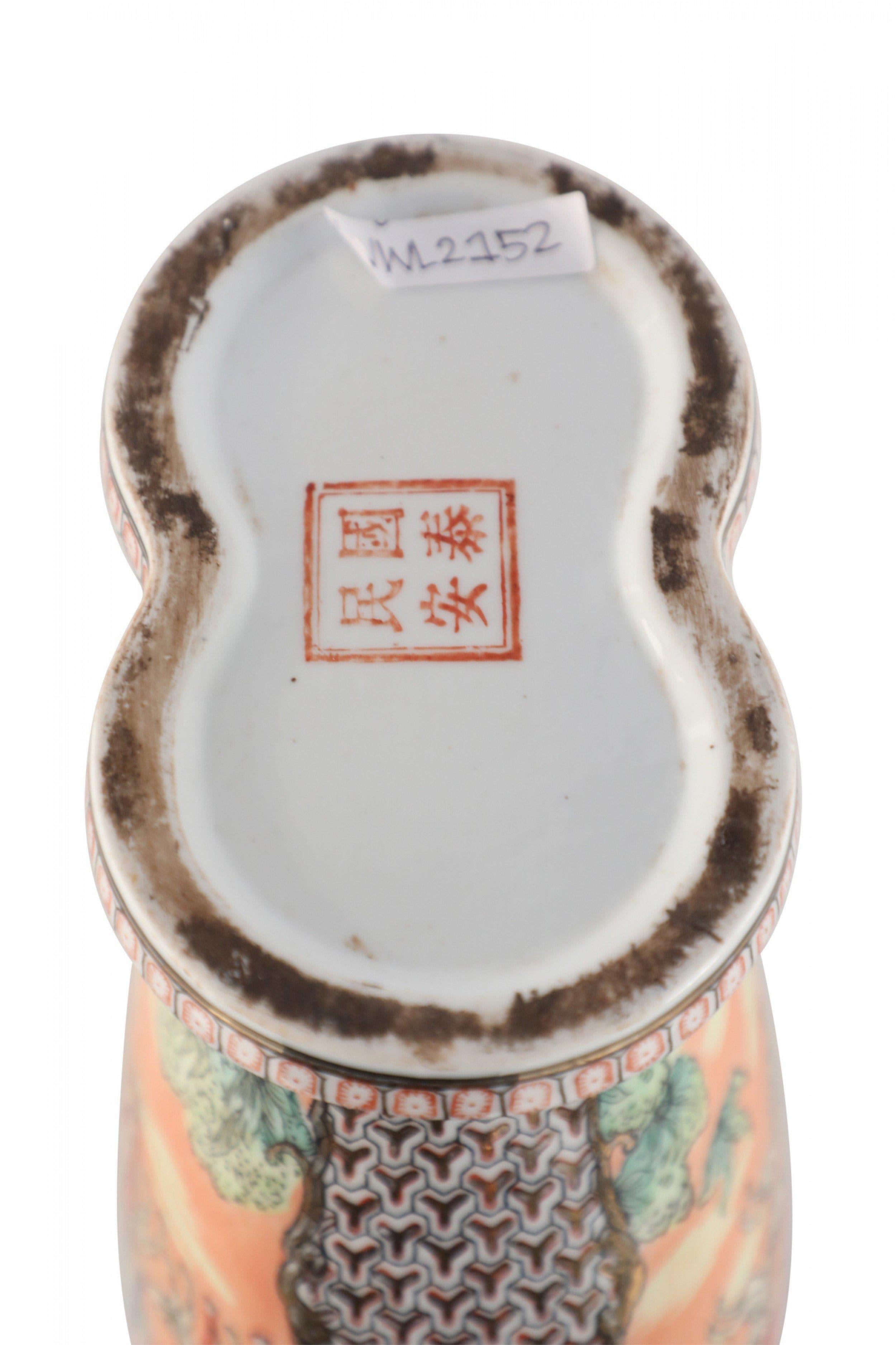 Chinese Guangzhou Dog Hunt Scene Conjoined Vase In Good Condition For Sale In New York, NY