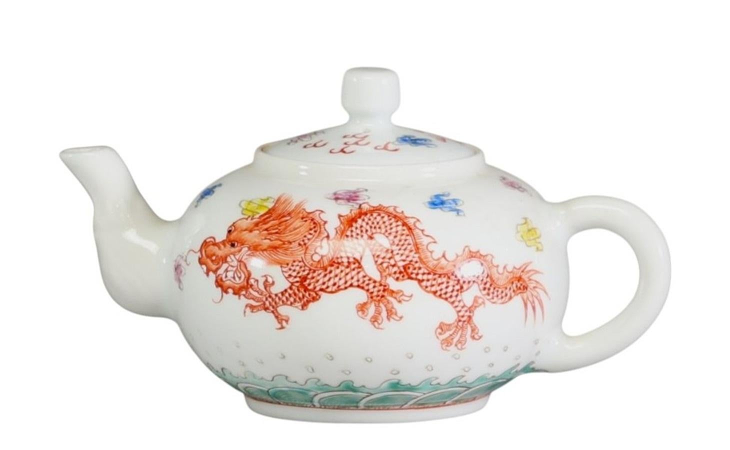 Théière ancienne en porcelaine chinoise avec une fine décoration peinte à la main, marque à 6 caractères de Guangxu de l'époque  (1875-1908)
Parfait état, sans ébréchures, fissures ou autres défauts.
Hauteur totale 8 cm, diamètre de la base 6 cm,
