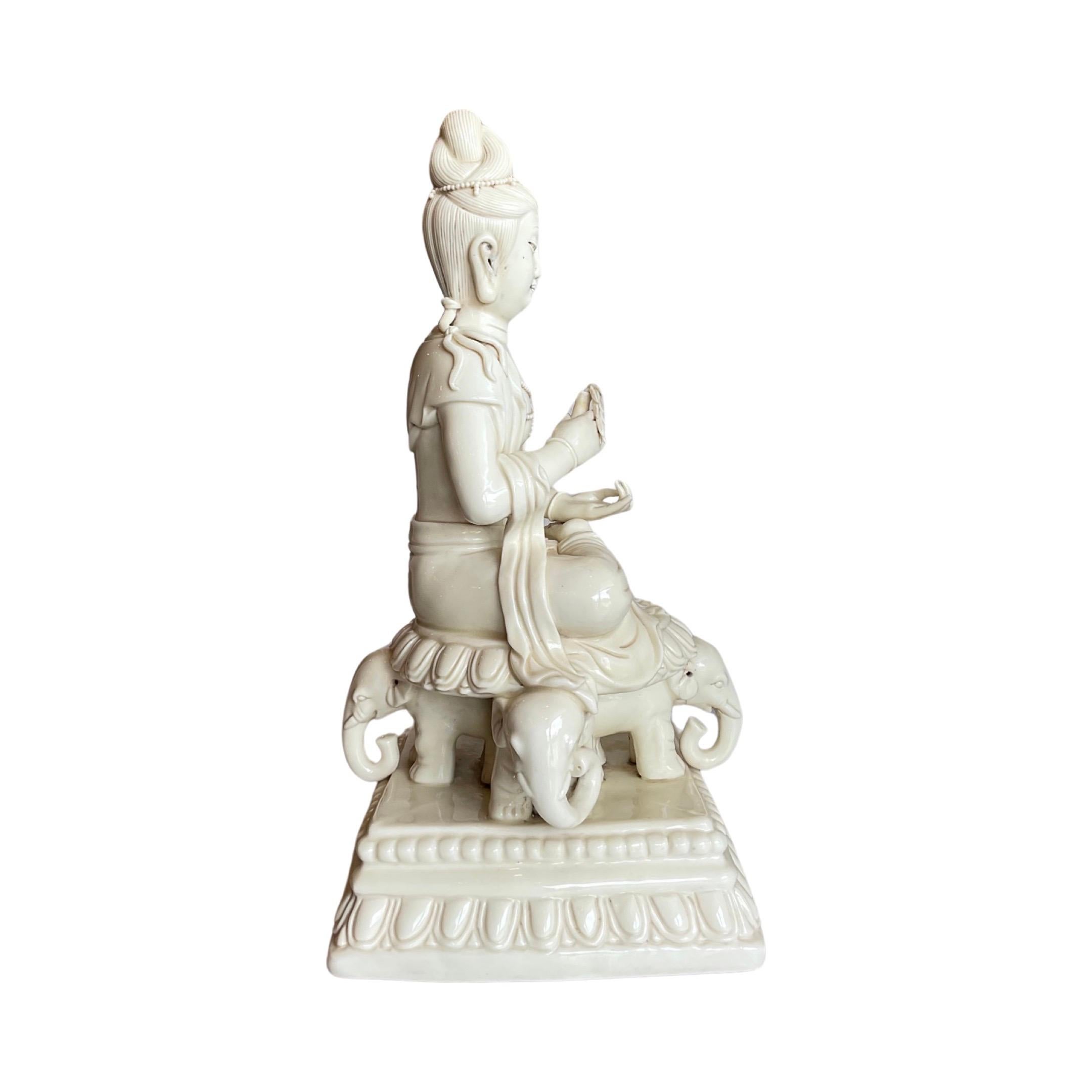 Questa splendida scultura cinese in porcellana della divinità Guanyin, la Dea della Misericordia, è stata realizzata in Cina nel 1880. Caratterizzata da dettagli intricati e da un'accurata lavorazione artigianale, è un'opera d'arte senza tempo che