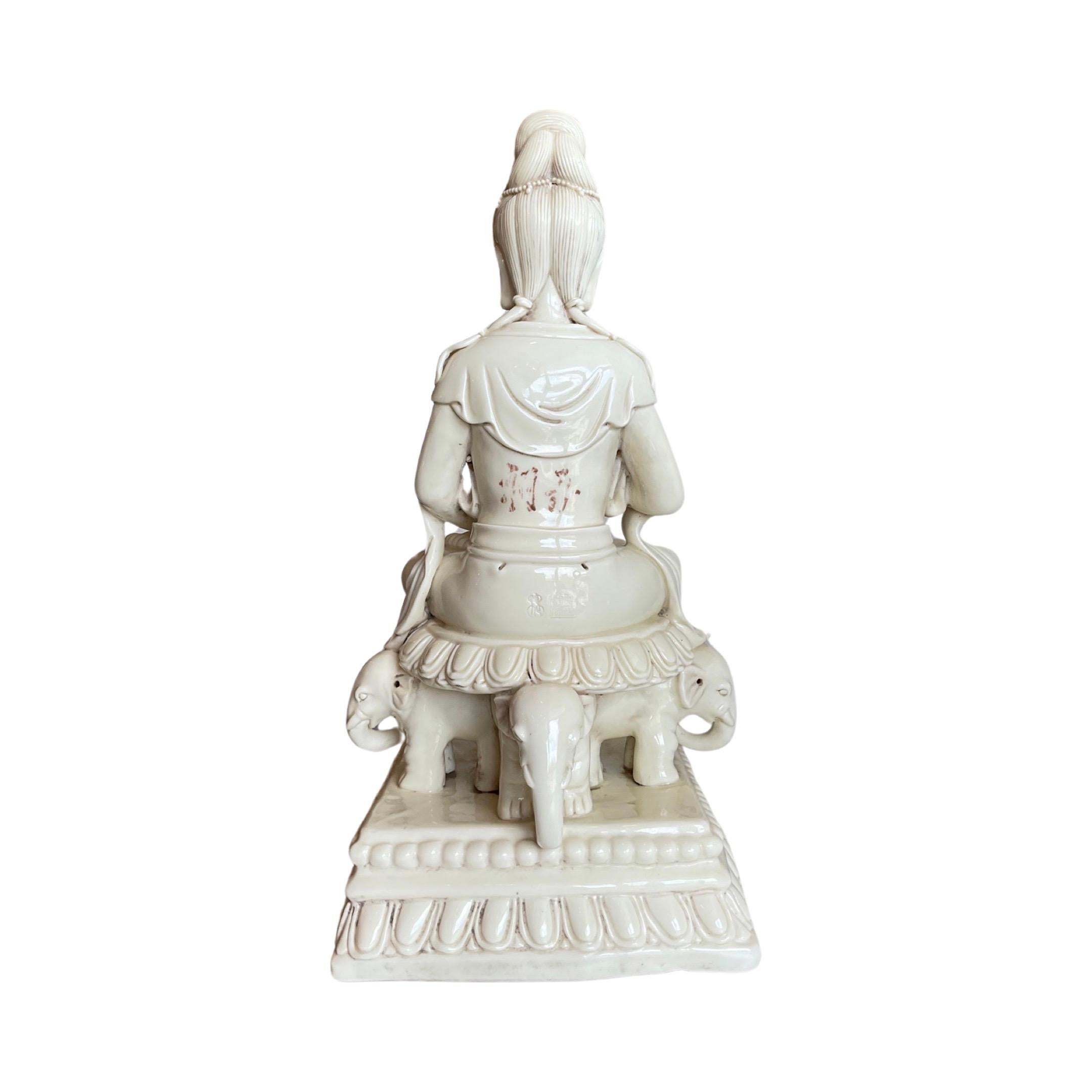 Chinese Guanyin Porcelain Sculpture In Good Condition For Sale In Dallas, TX