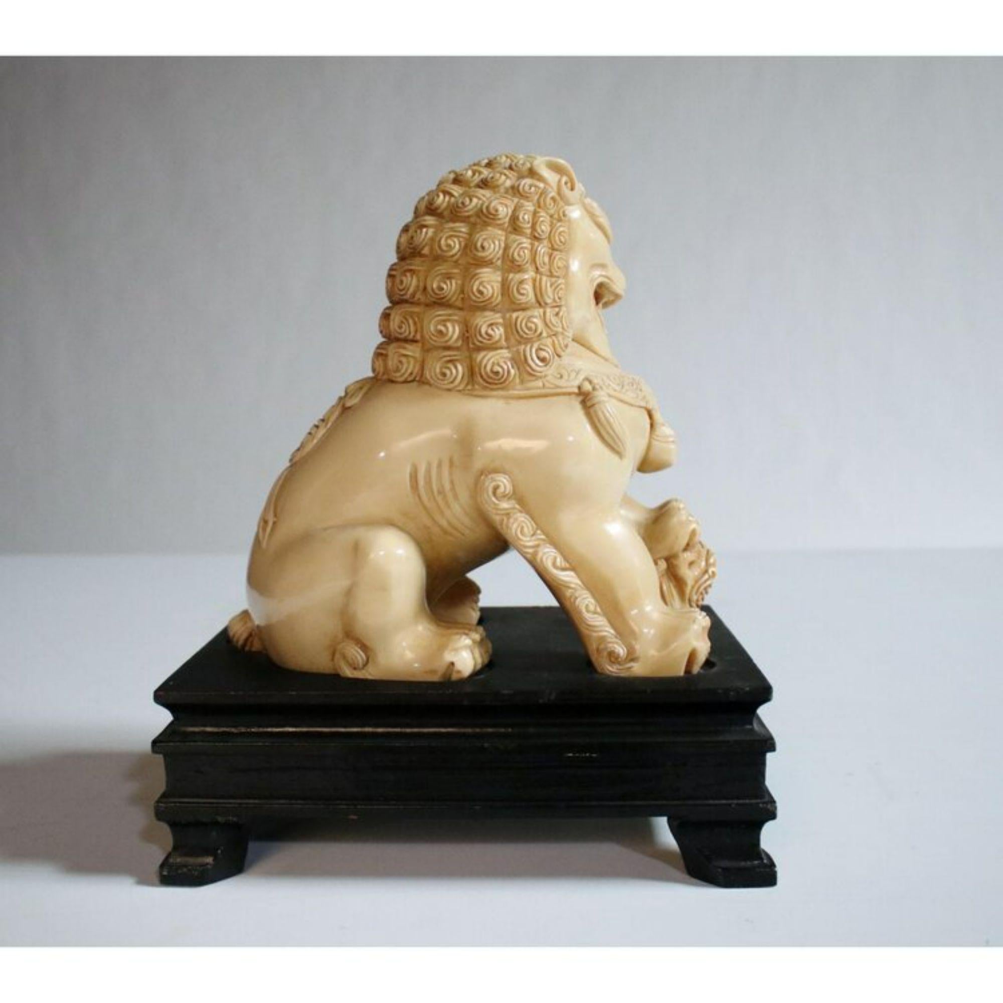 Chinese Guardian Foo Lion Sculpture In Good Condition For Sale In Chicago, IL