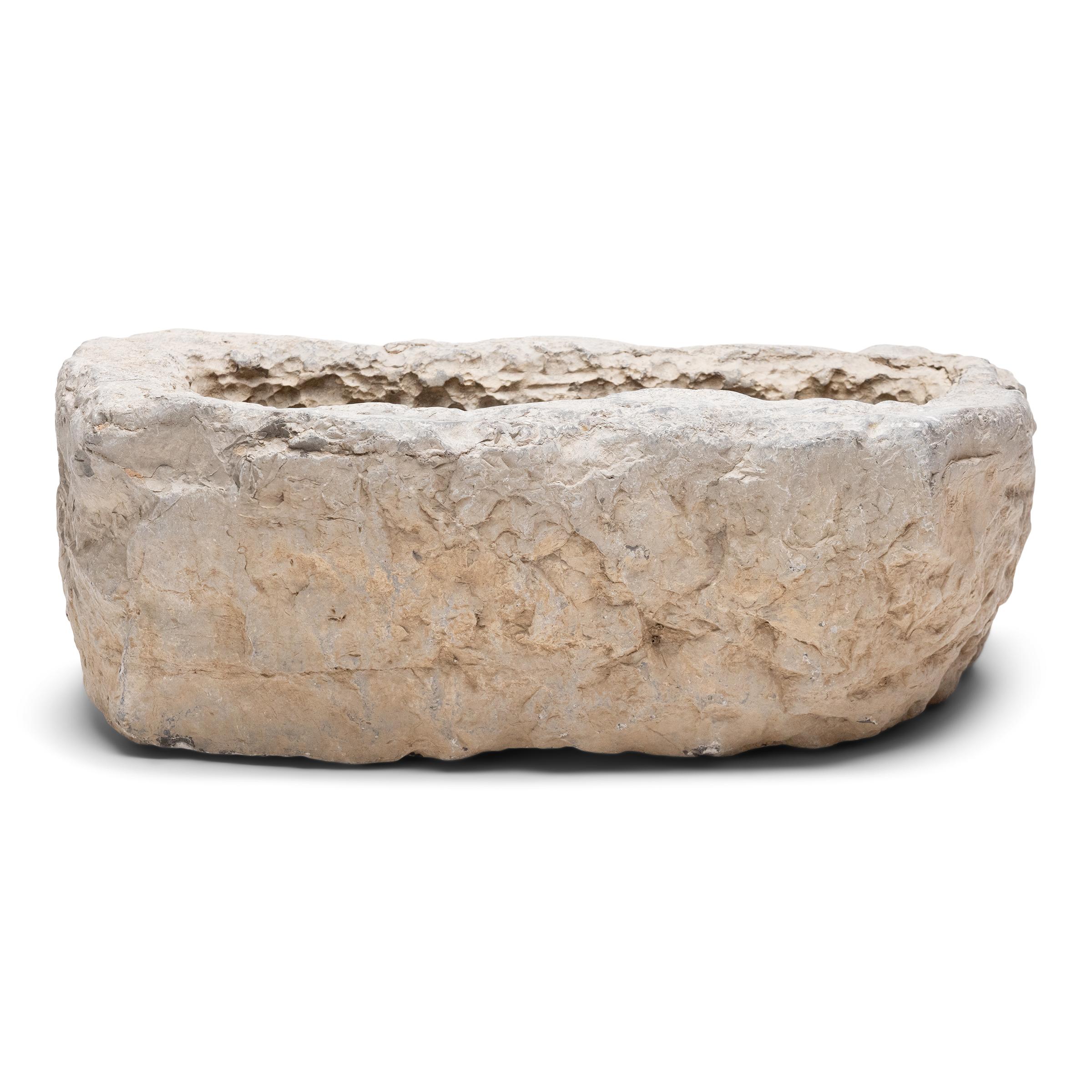 Un tempo utilizzato in una fattoria cinese di provincia per contenere l'acqua o il mangime per gli animali, questo abbeveratoio in pietra dell'inizio del XIX secolo è oggi famoso per la sua forma organica e l'autenticità rustica. Scalpellato a mano