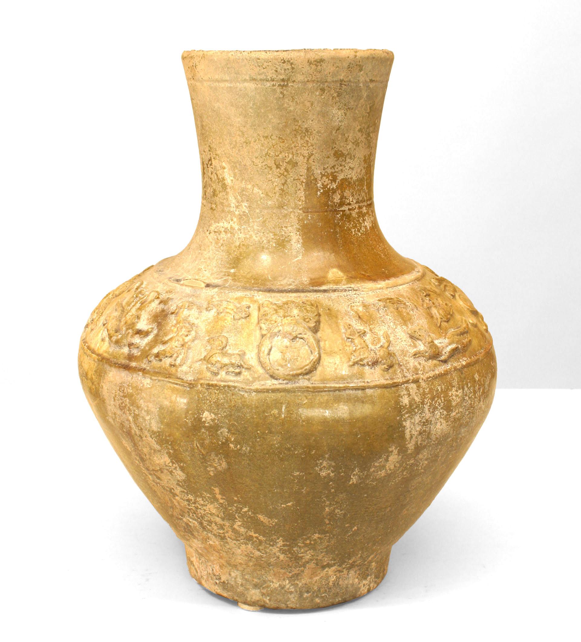 Vase (jarre) asiatique chinois (dynastie Han 206 av. J.-C. - 220 apr. J.-C.) en poterie à glaçure ambrée avec un groupe d'animaux en relief sur une base moderne de 2,5 cm de haut.
  