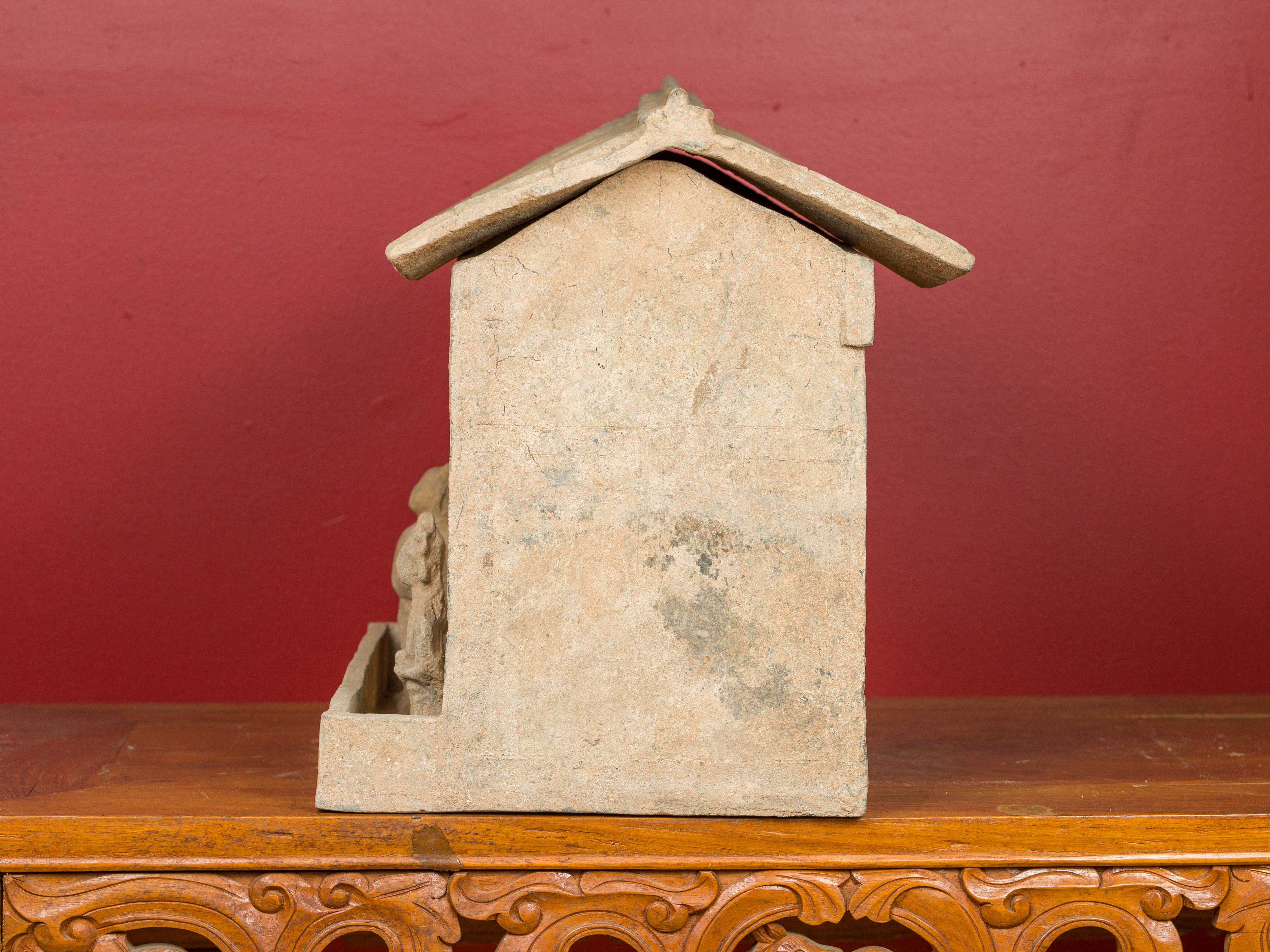Modèle de maison Mingqi de la dynastie chinoise des Han avec ses habitants, vers 206 av. J.-C. - 221 ap. J.-C. 3