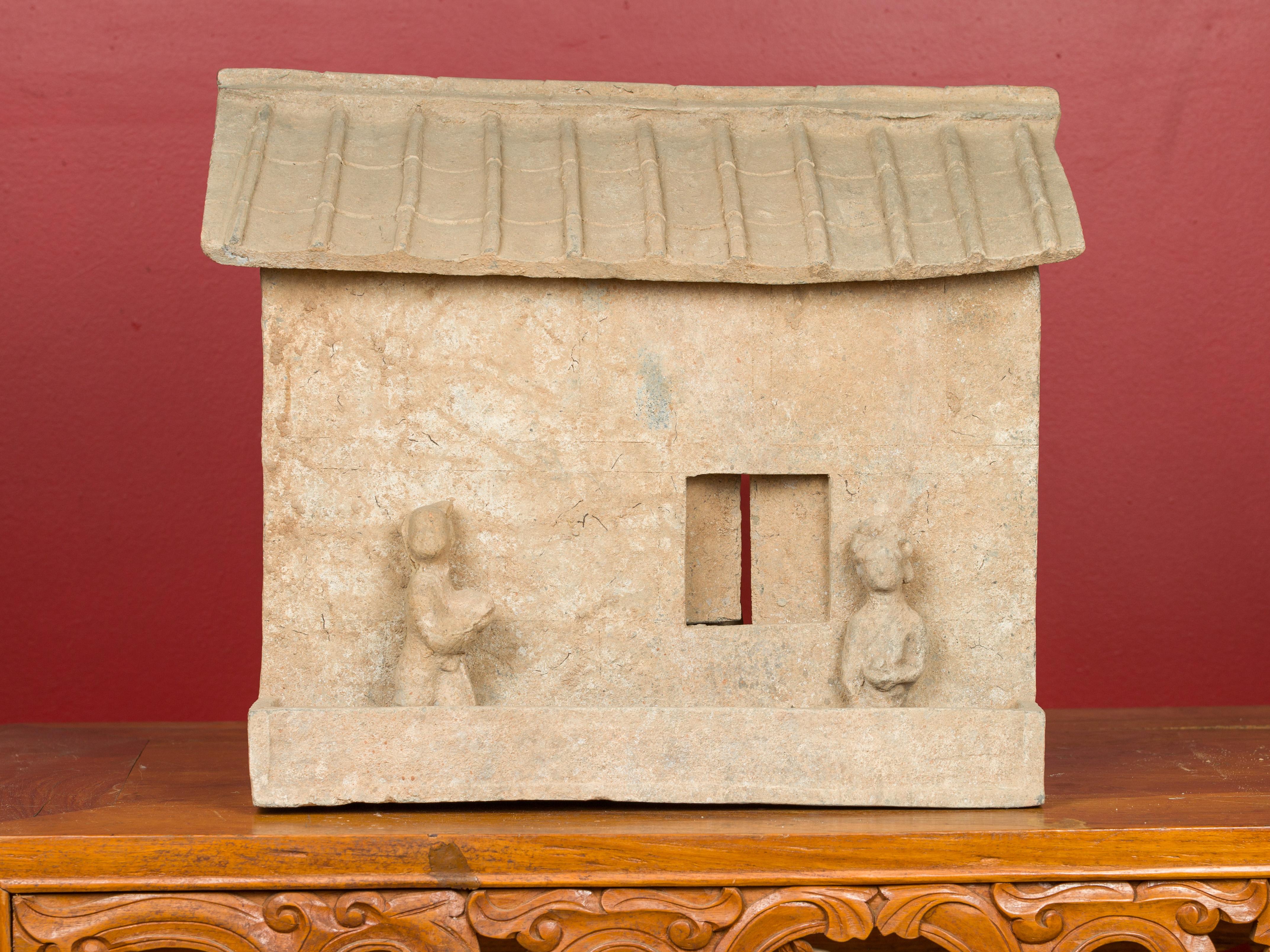 Modèle de maison Mingqi de la dynastie chinoise des Han avec ses habitants, vers 206 av. J.-C. - 221 ap. J.-C. 4