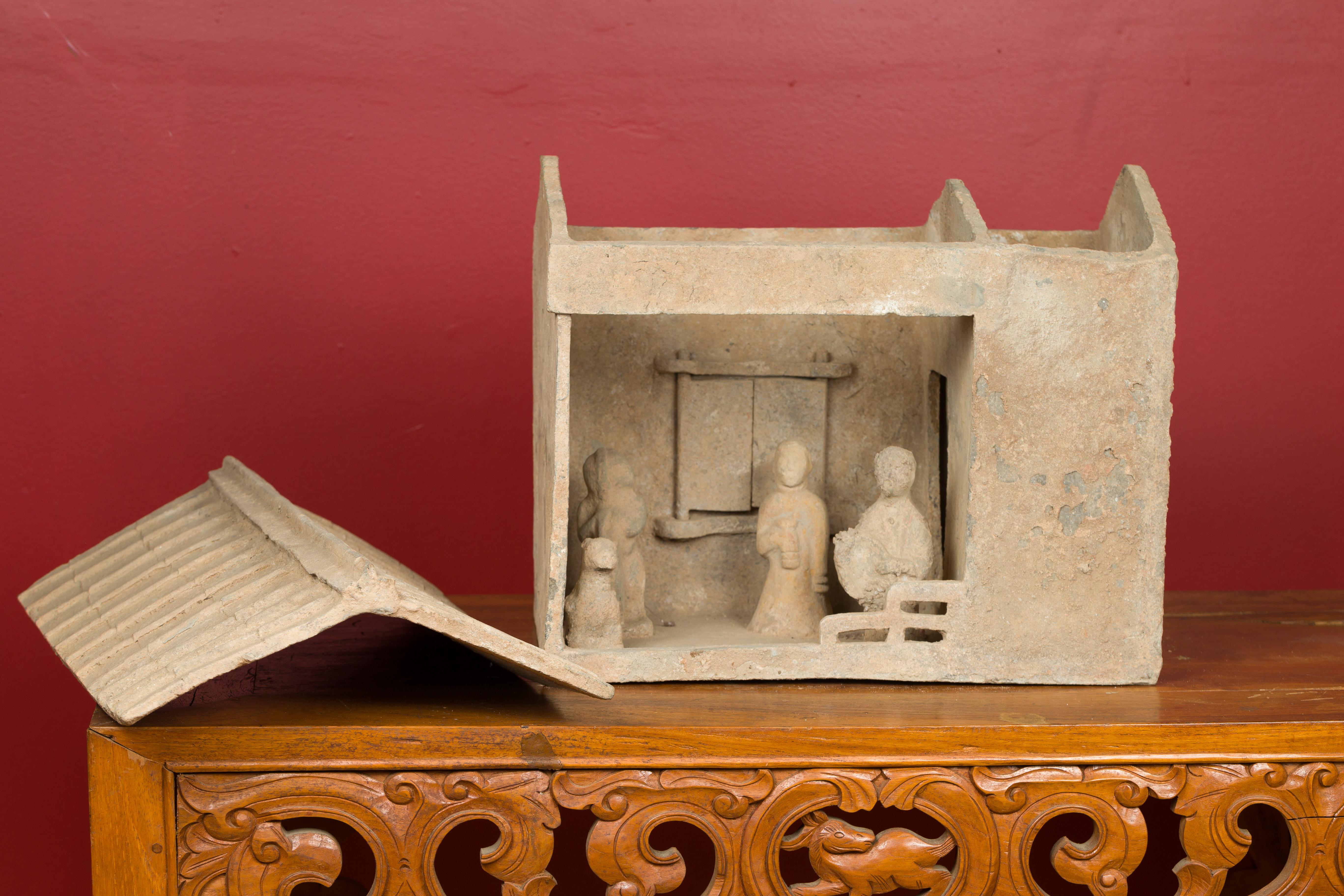 Modèle de maison Mingqi de la dynastie chinoise des Han avec ses habitants, vers 206 av. J.-C. - 221 ap. J.-C. 1
