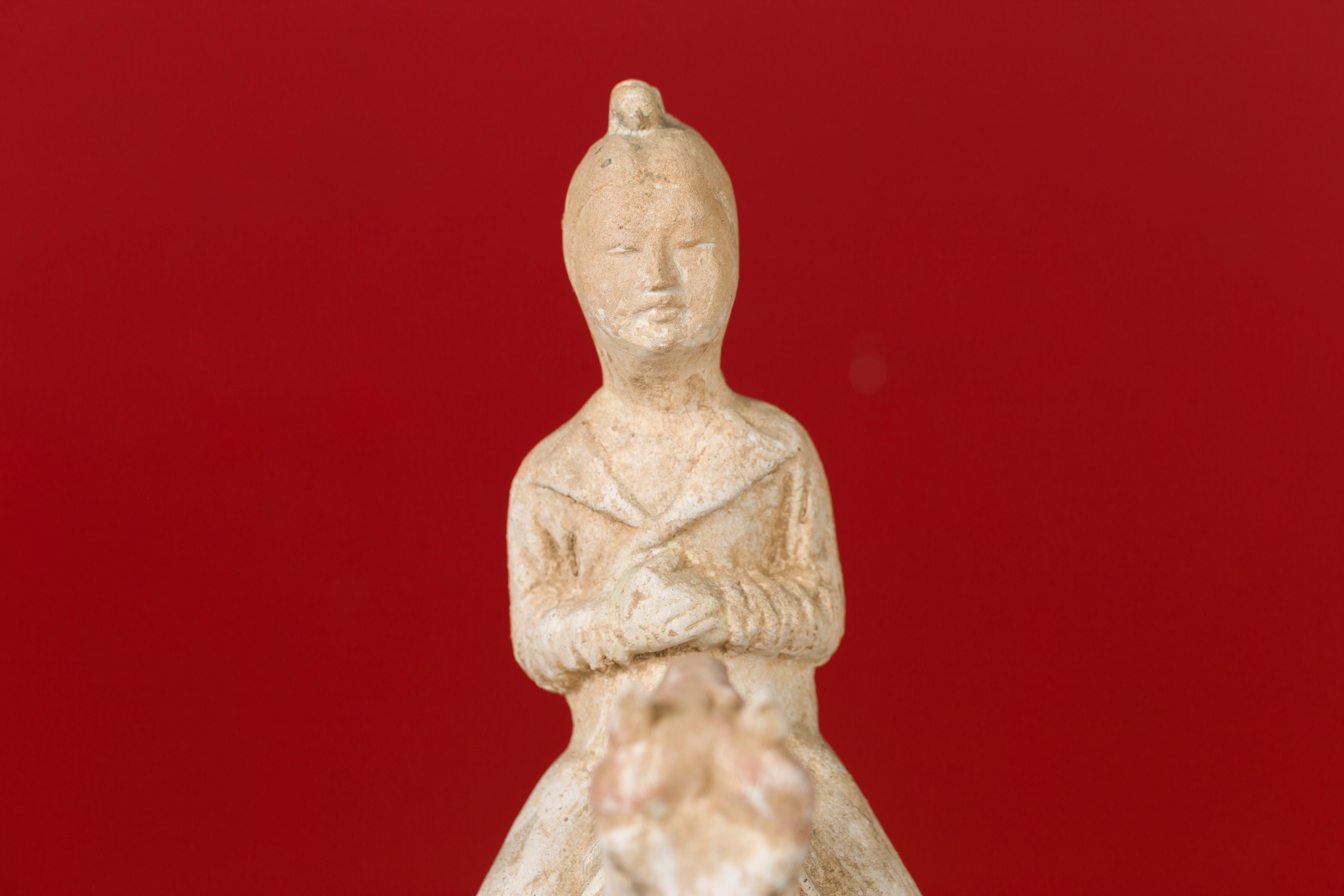 Statuette en terre cuite peinte de la dynastie chinoise Han représentant un cheval avec un cavalier 4