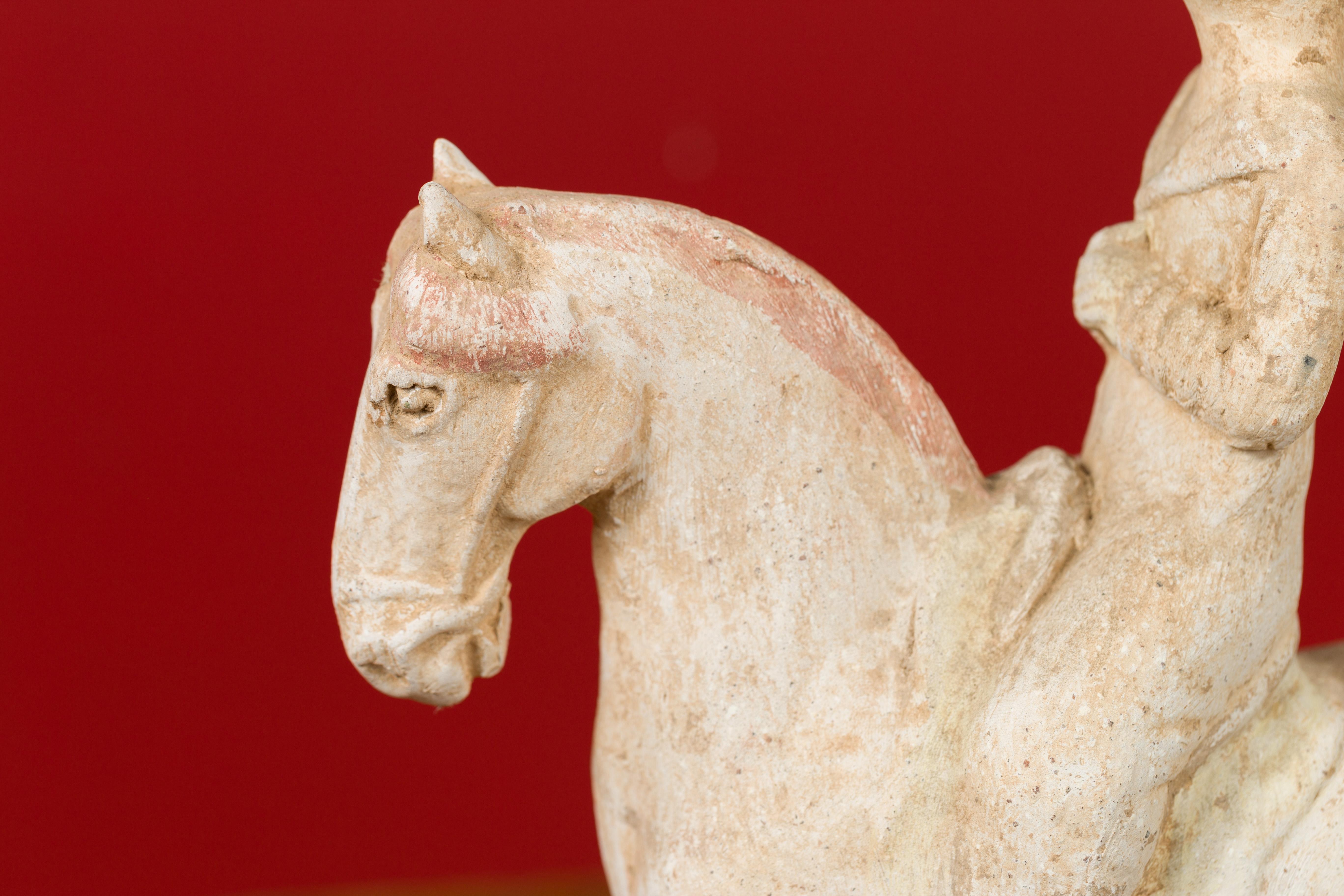 Chinois Statuette en terre cuite peinte de la dynastie chinoise Han représentant un cheval avec un cavalier