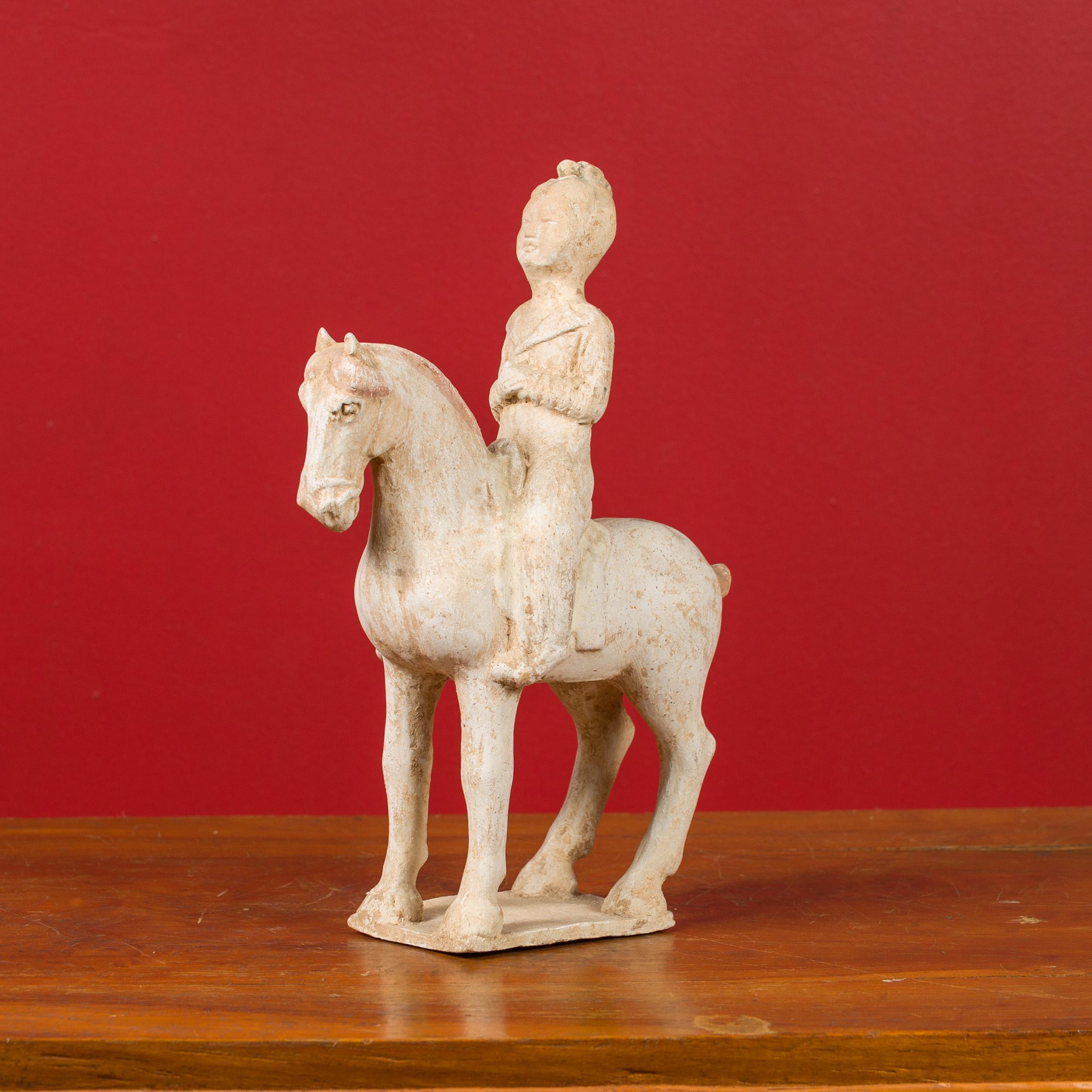 XVIIIe siècle et antérieur Statuette en terre cuite peinte de la dynastie chinoise Han représentant un cheval avec un cavalier