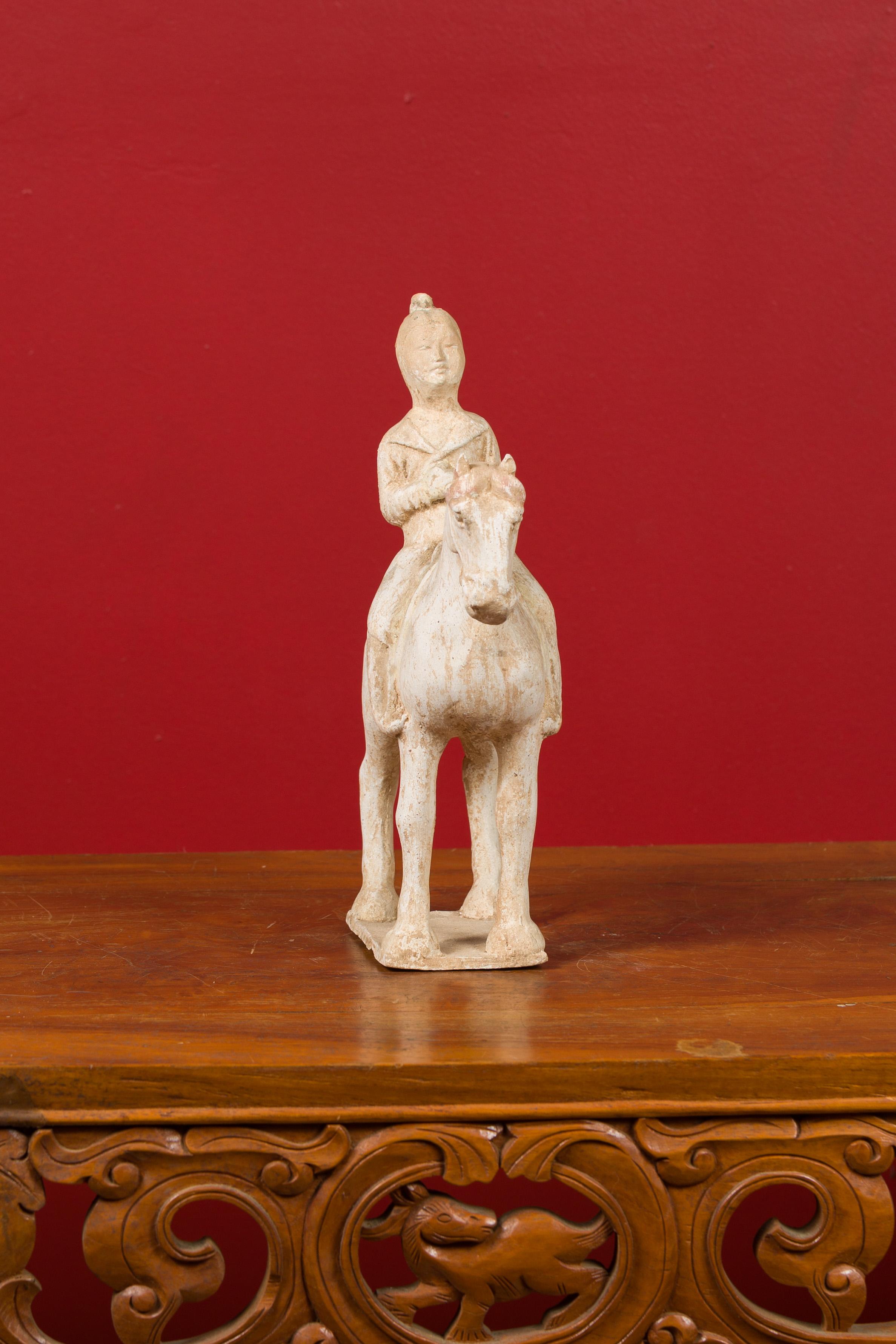 Terre cuite Statuette en terre cuite peinte de la dynastie chinoise Han représentant un cheval avec un cavalier
