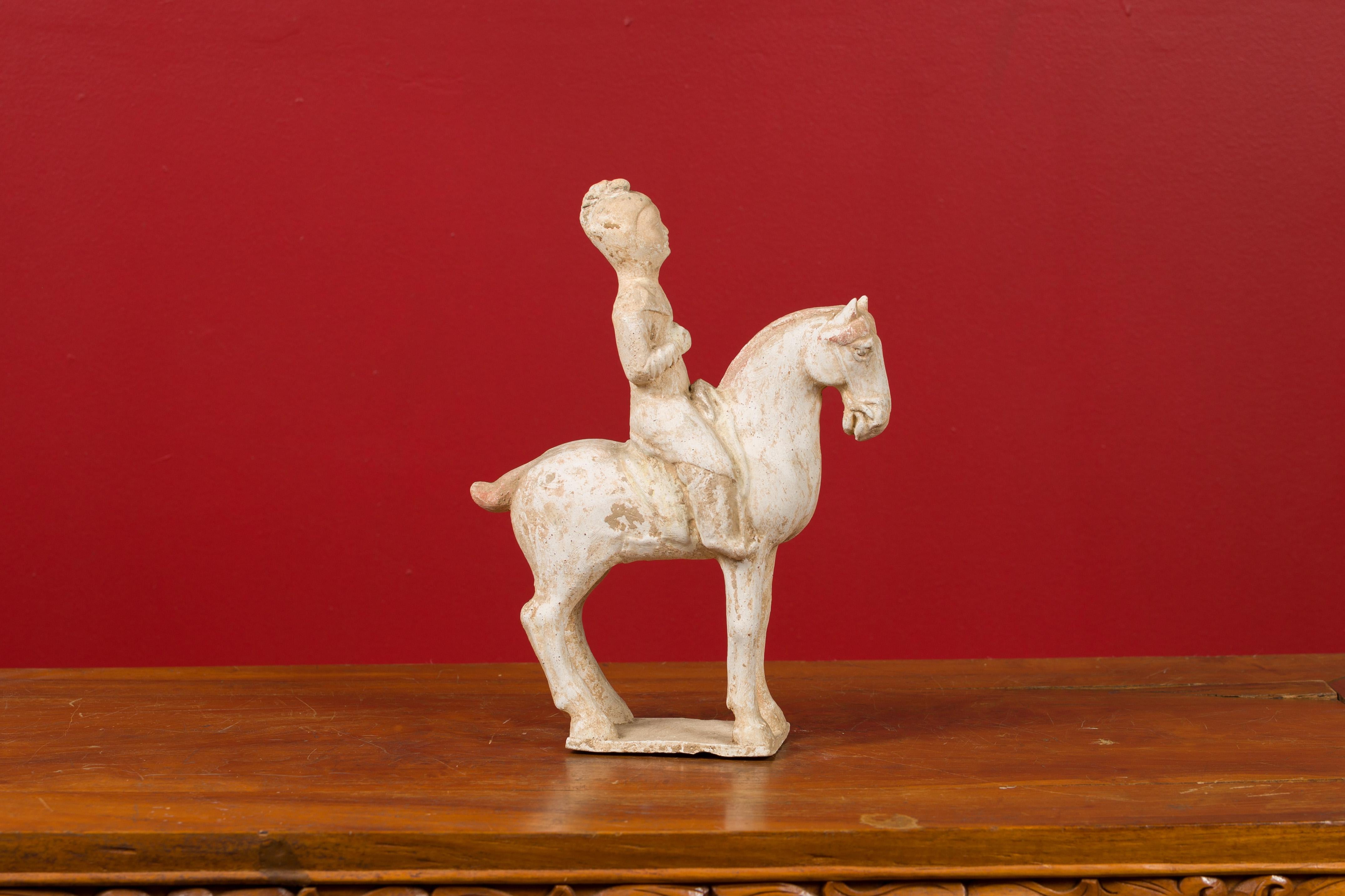 Statuette en terre cuite peinte de la dynastie chinoise Han représentant un cheval avec un cavalier 1