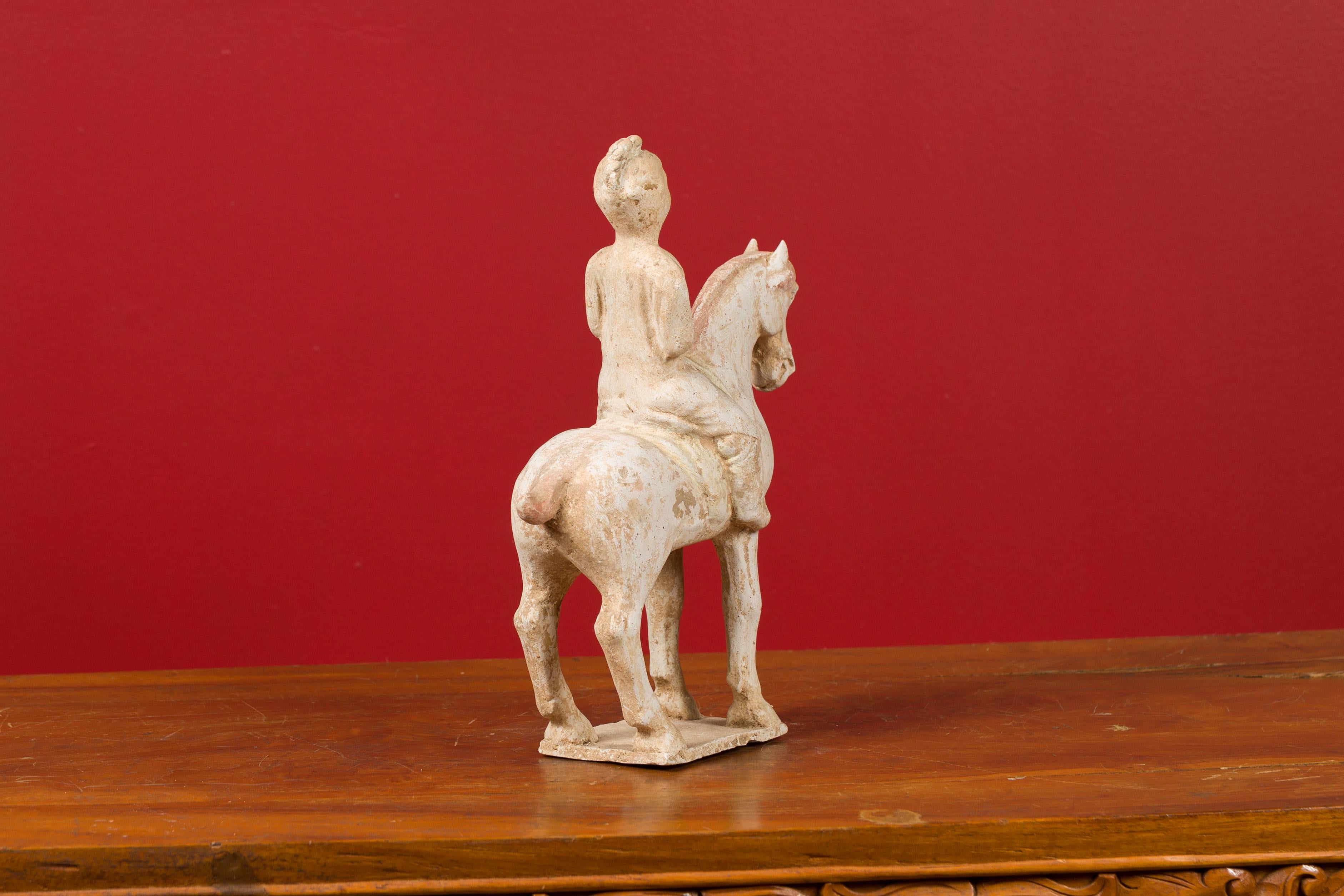 Statuette en terre cuite peinte de la dynastie chinoise Han représentant un cheval avec un cavalier 2