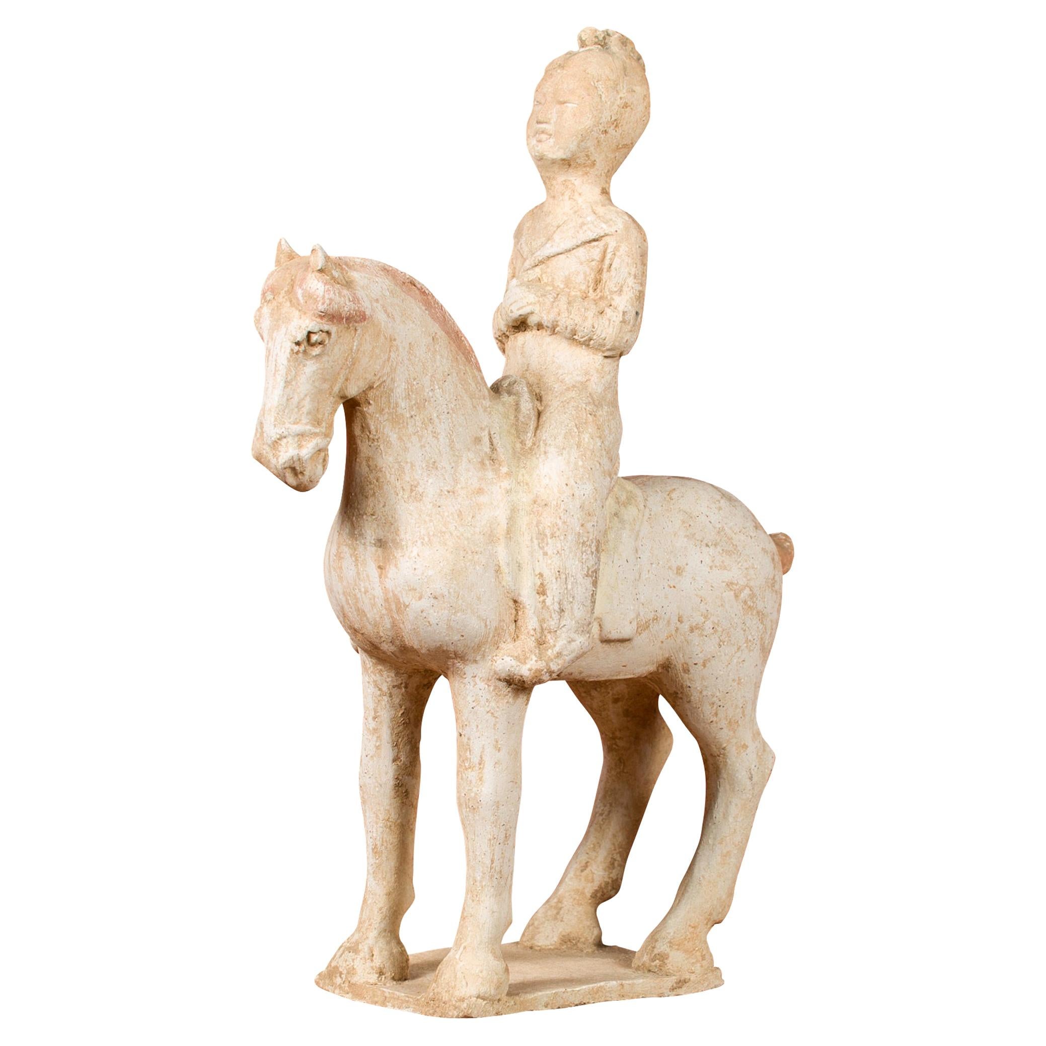 Statuette en terre cuite peinte de la dynastie chinoise Han représentant un cheval avec un cavalier