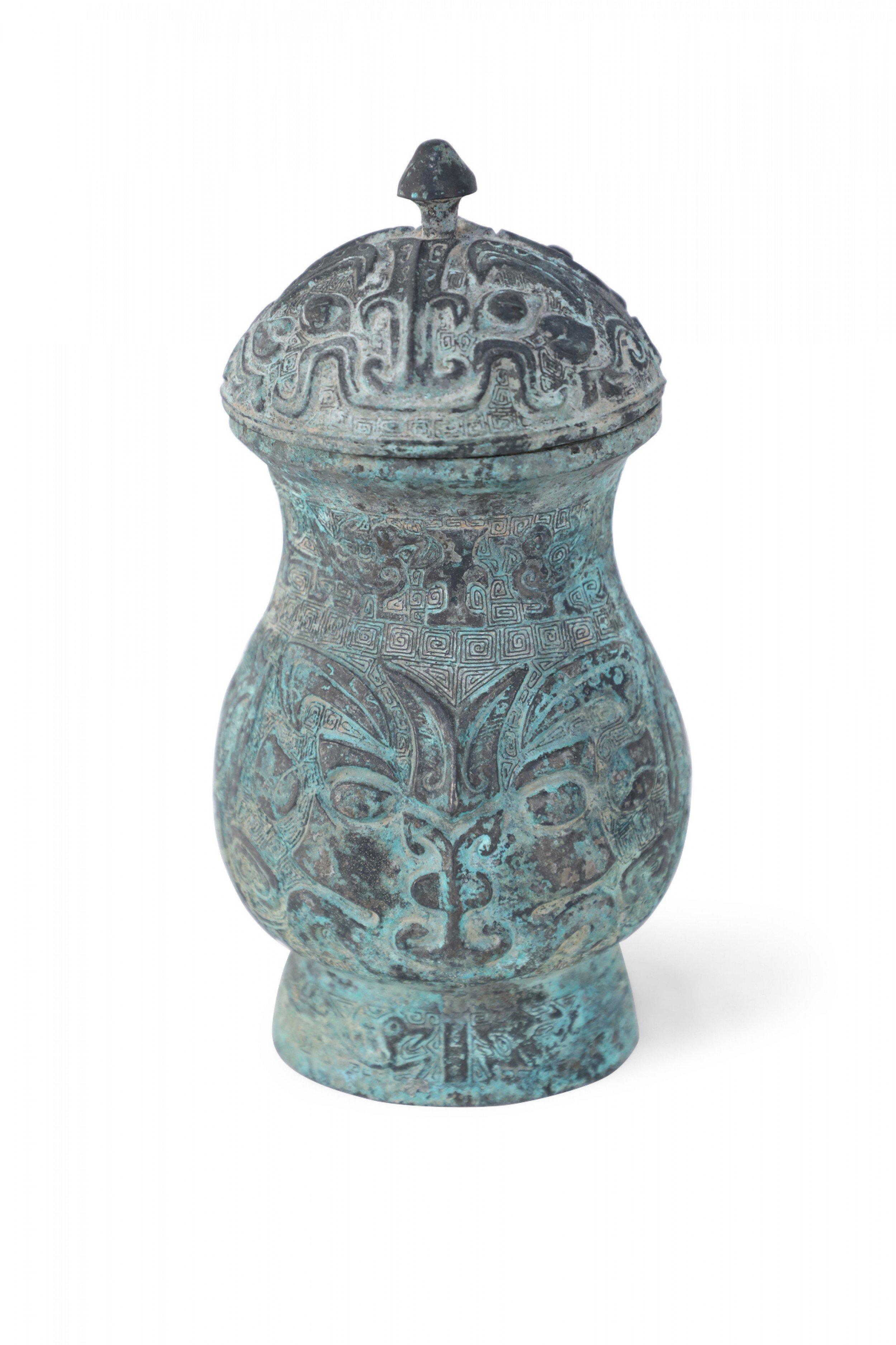Sculpté à la main Jarre à couvercle en bronze patiné vert de style de la dynastie chinoise Han en vente