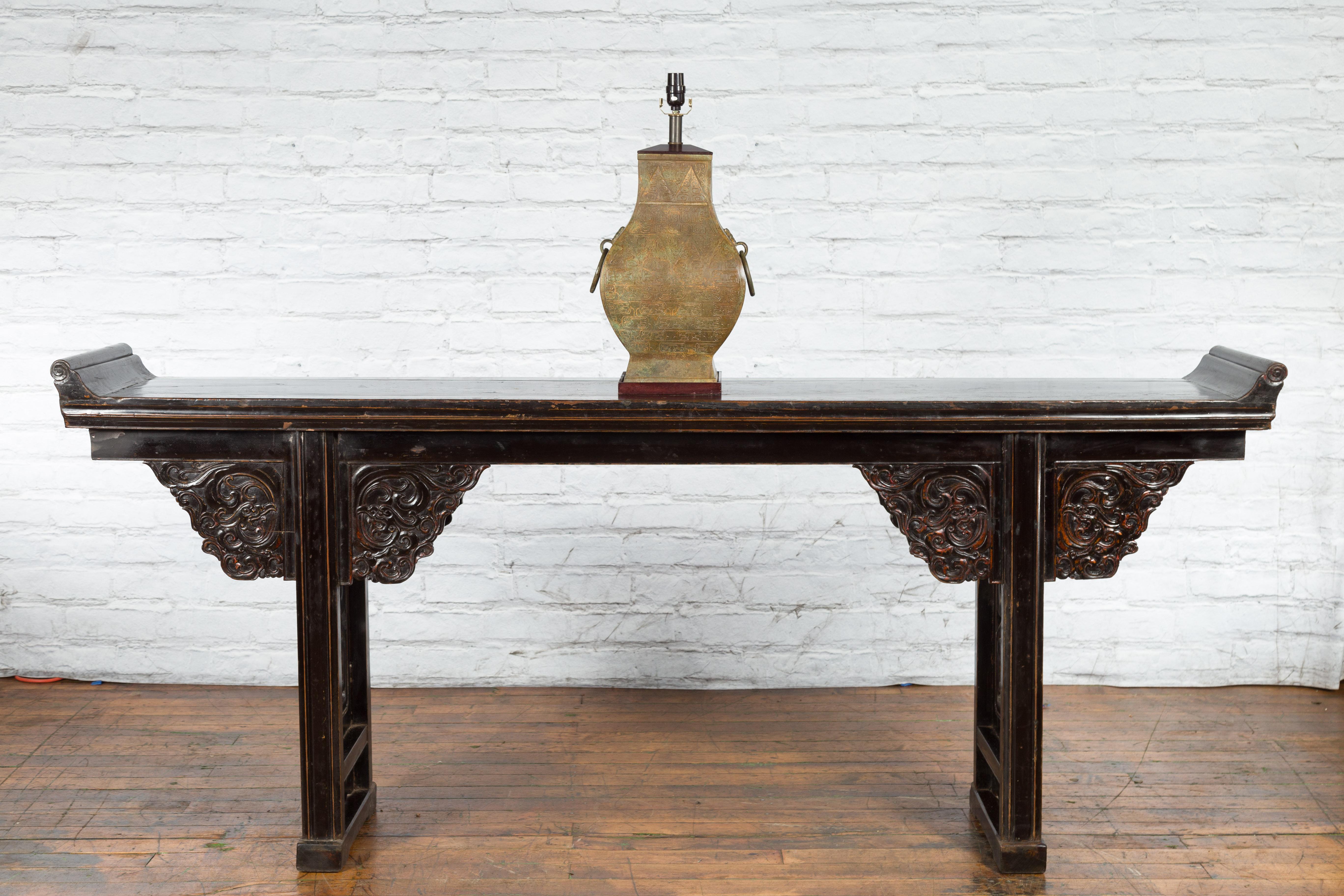 A vintage Chinese Han Dynasty style Hu shaped bronze table lamp from the mid 20th century, with scrollwork décor, mythical animal handles and wooden base. Created in China during the Midcentury period, this Han Dynasty style bronze Hu vase shaped