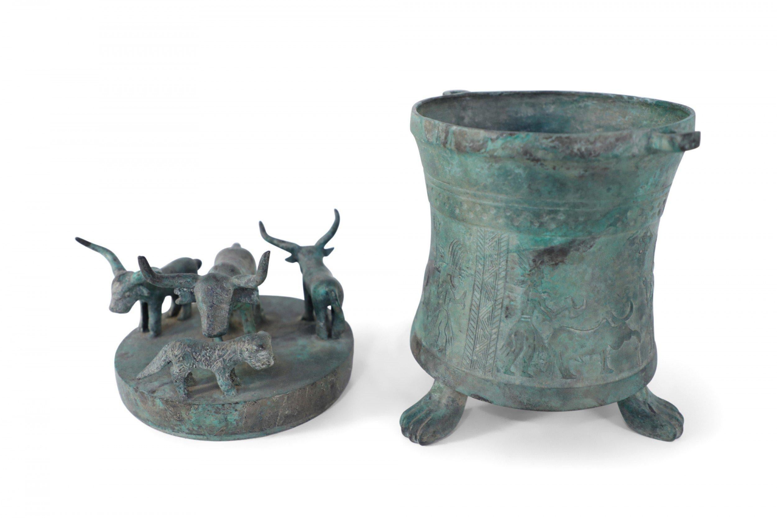 Bote de bronce patinado estilo dinastía Han china con tapa de figura de animal en venta 2