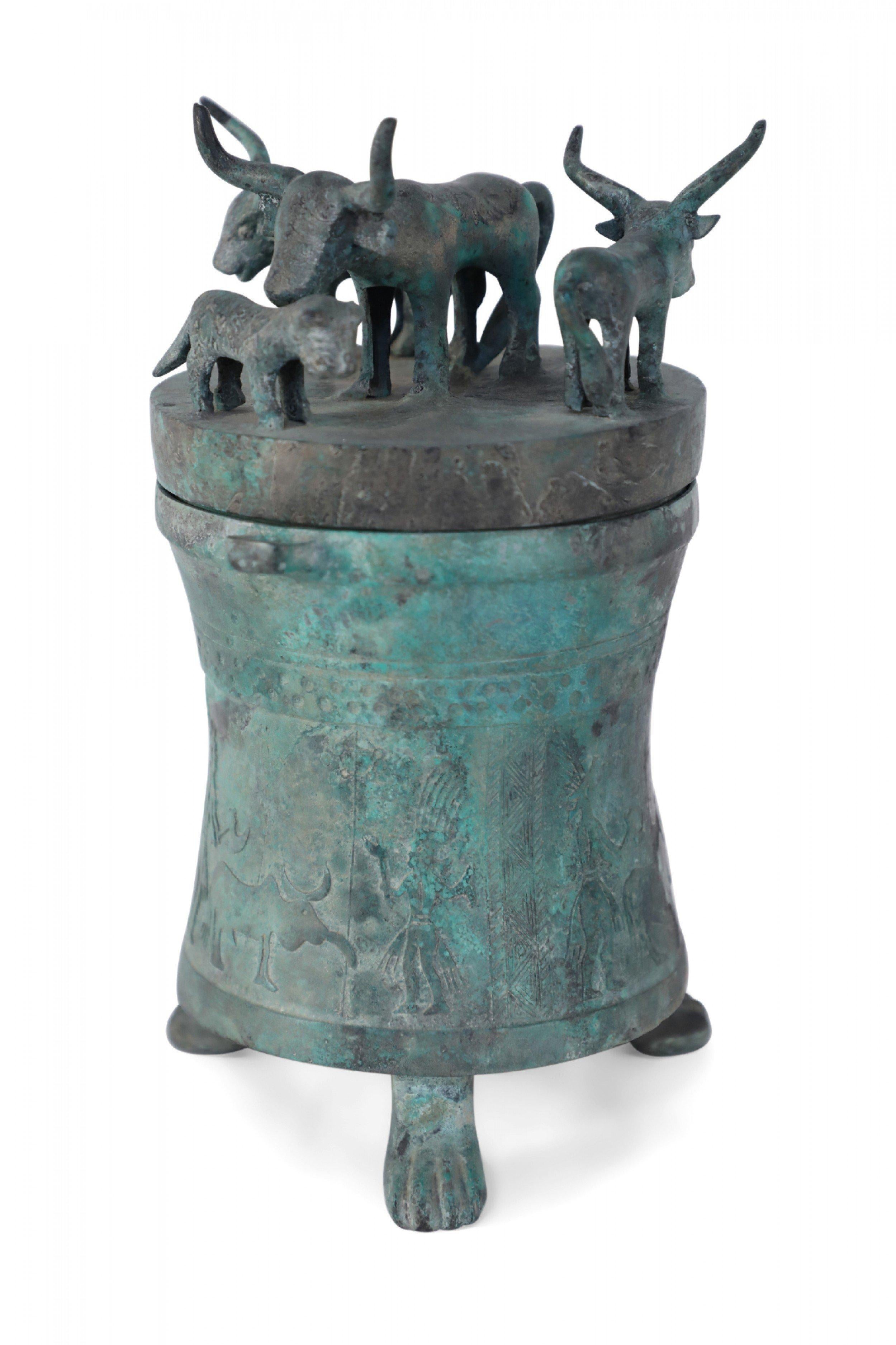 Bote de bronce patinado estilo dinastía Han china con tapa de figura de animal Exportación china en venta