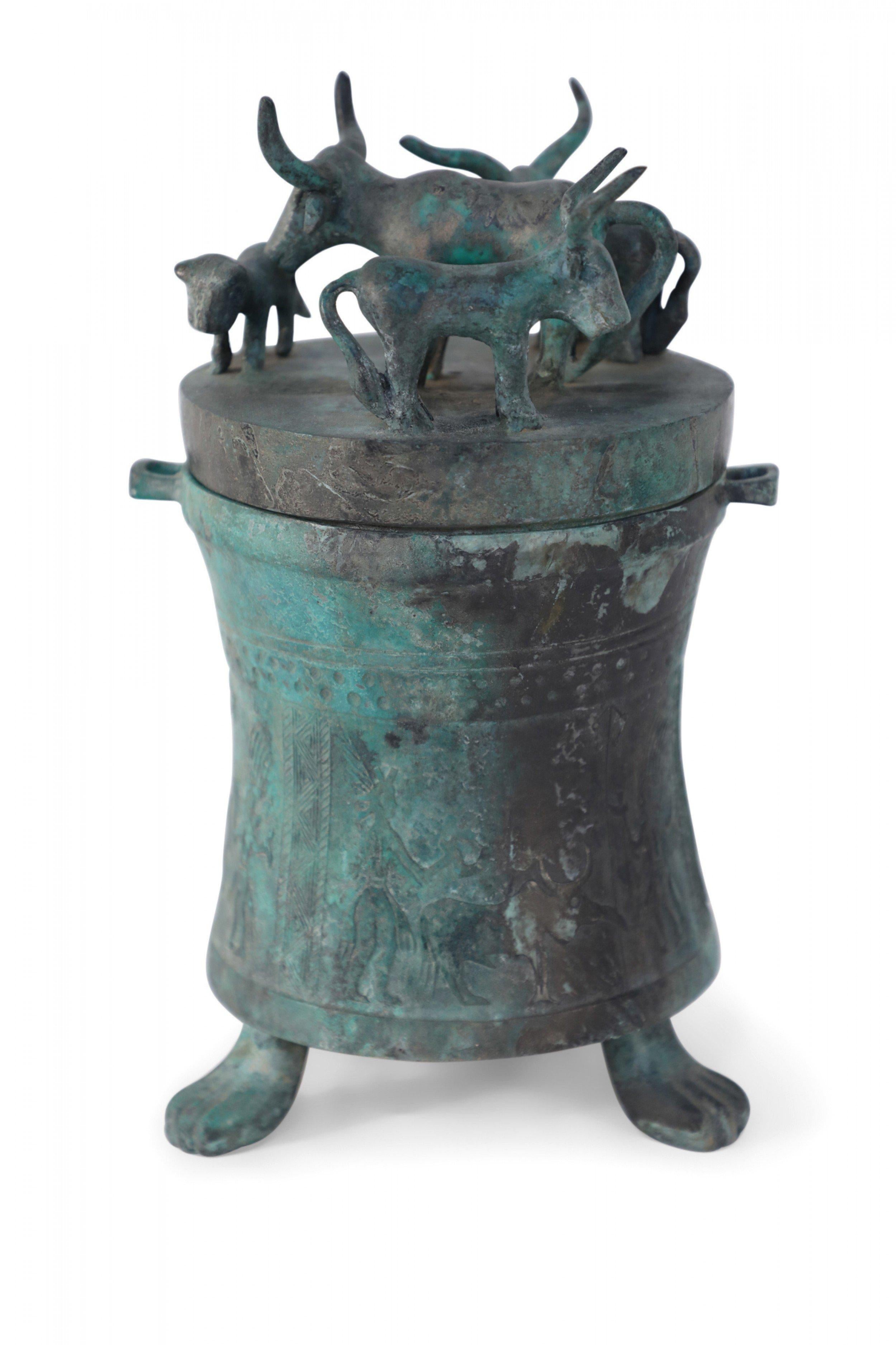 Bote de bronce patinado estilo dinastía Han china con tapa de figura de animal Chino en venta