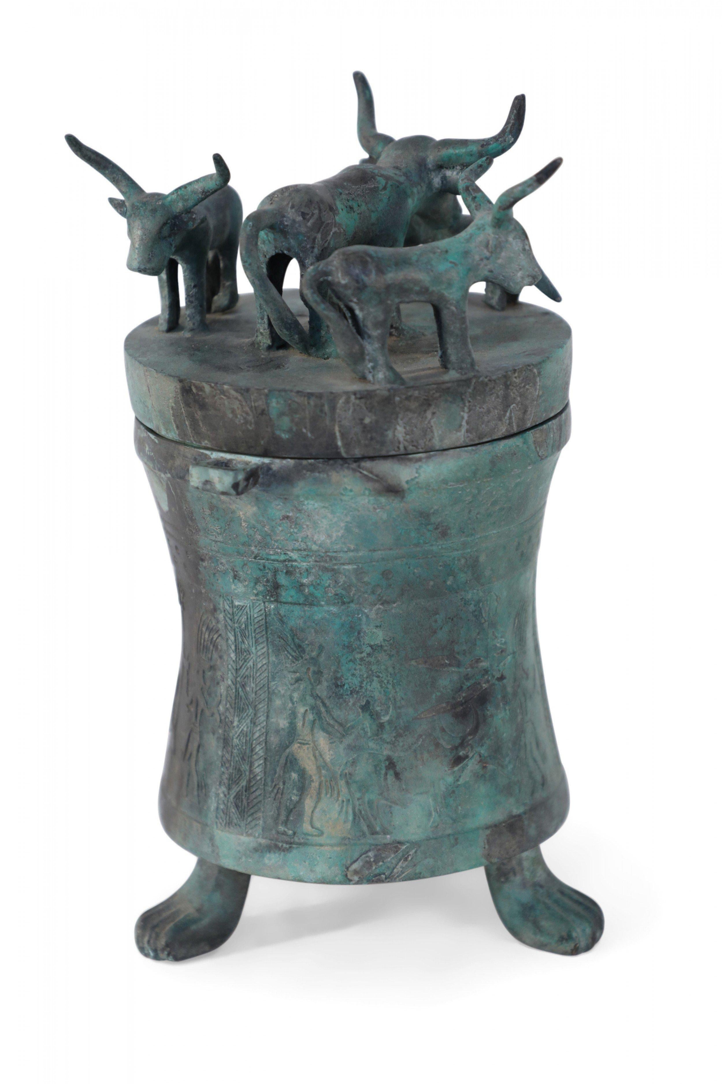 Bote de bronce patinado estilo dinastía Han china con tapa de figura de animal en Bueno estado para la venta en Queens, NY
