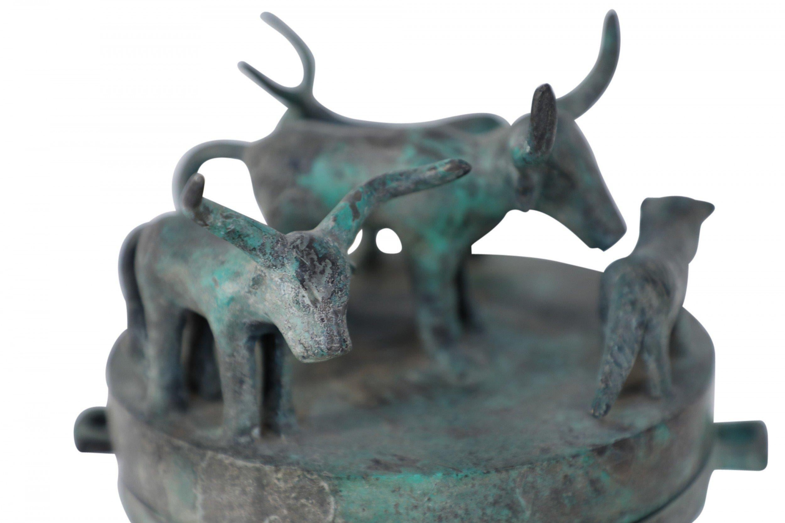 Bote de bronce patinado estilo dinastía Han china con tapa de figura de animal Bronce en venta