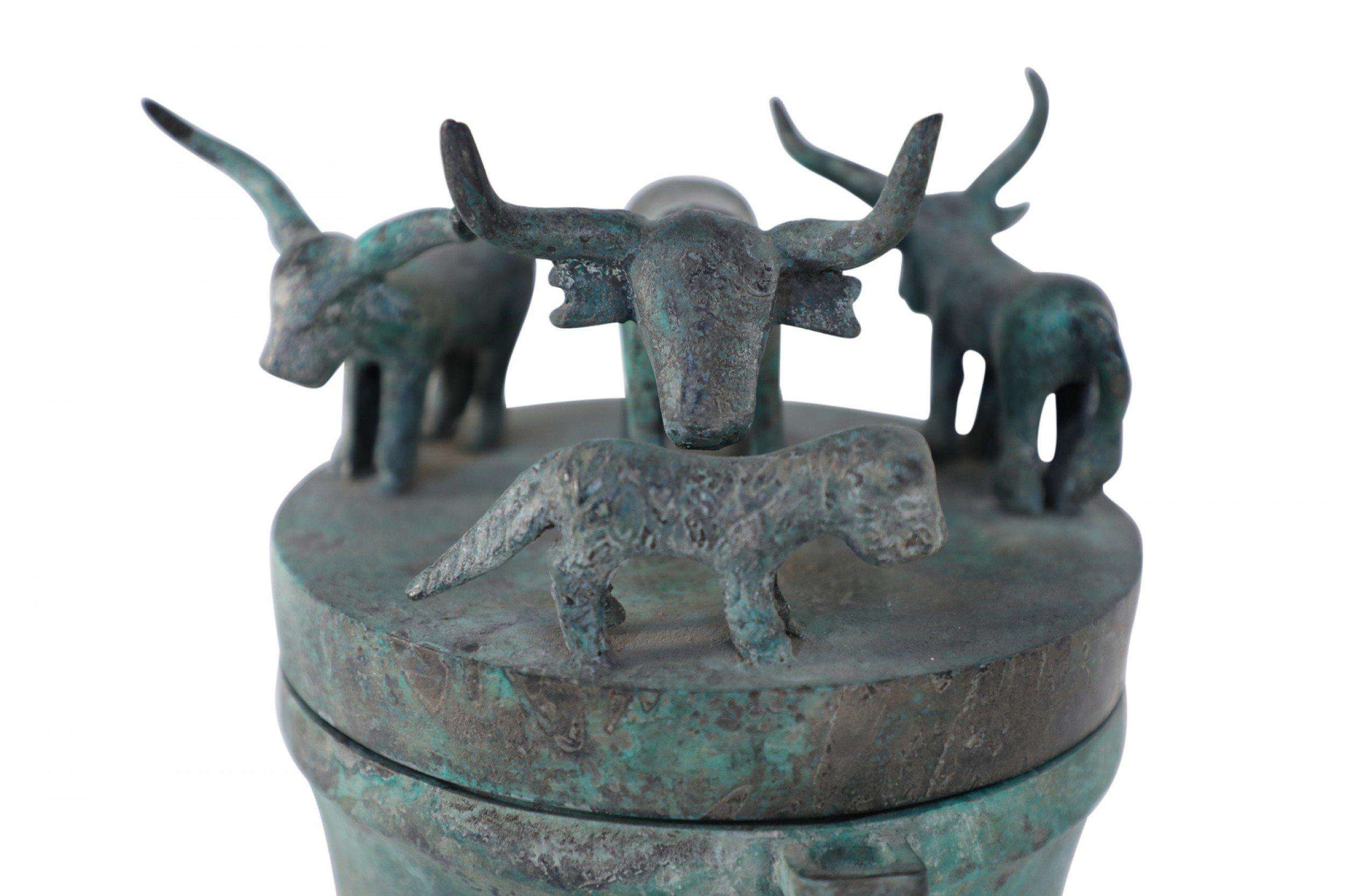 Bote de bronce patinado estilo dinastía Han china con tapa de figura de animal en venta 1