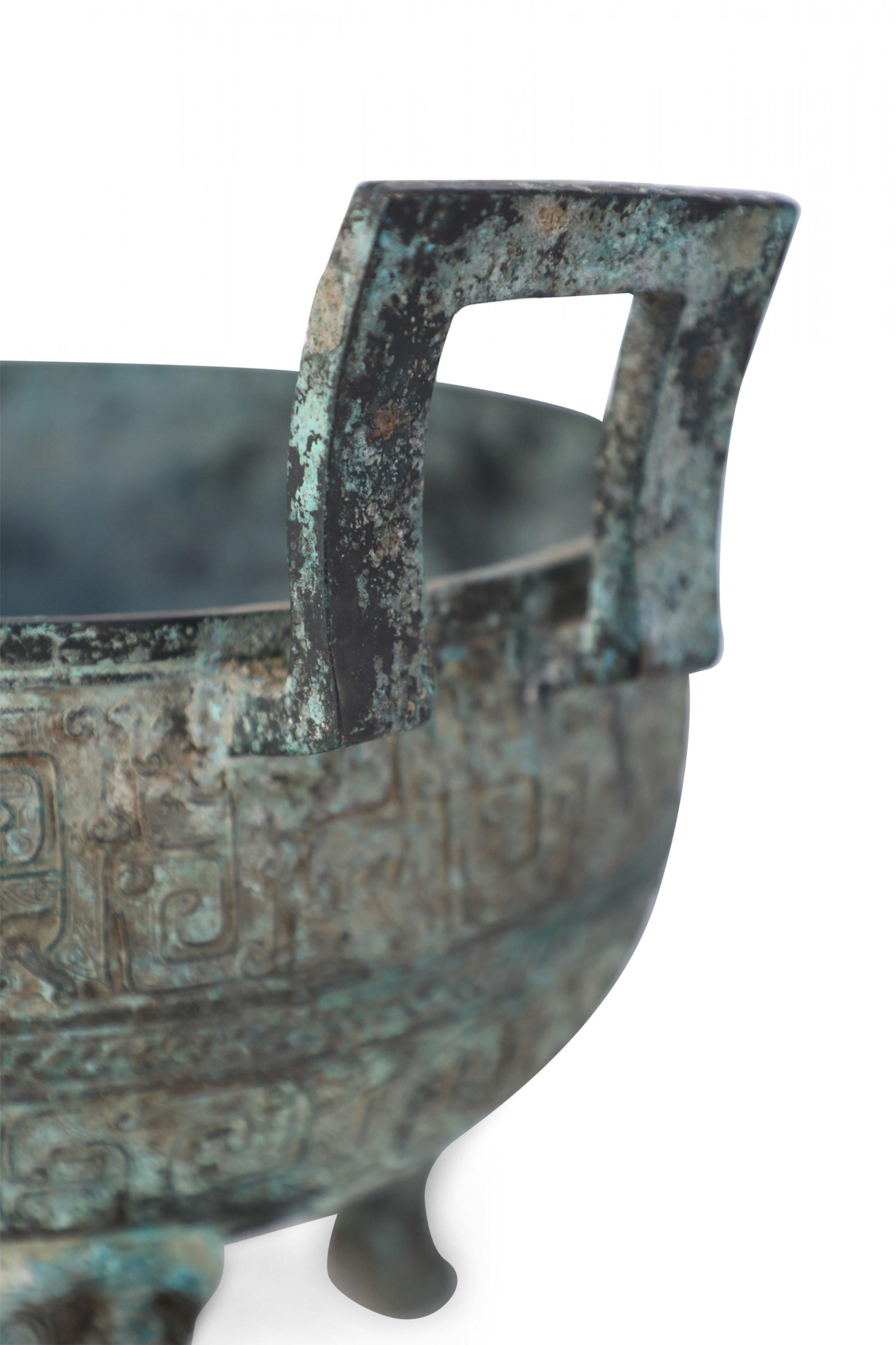 Vaso con piede in bronzo patinato in stile dinastia Han cinese in vendita 3