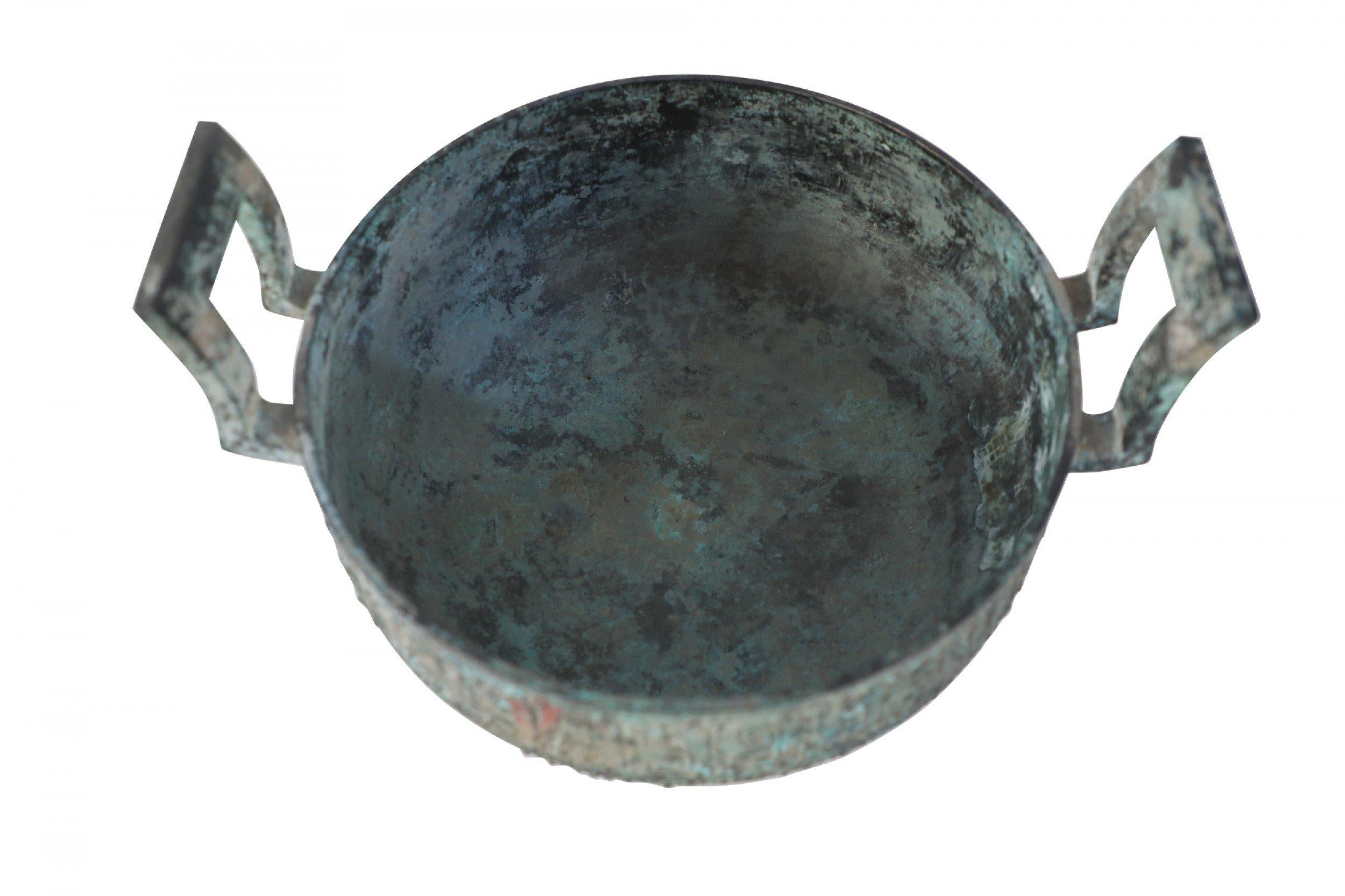 Vaso con piede in bronzo patinato in stile dinastia Han cinese in vendita 4