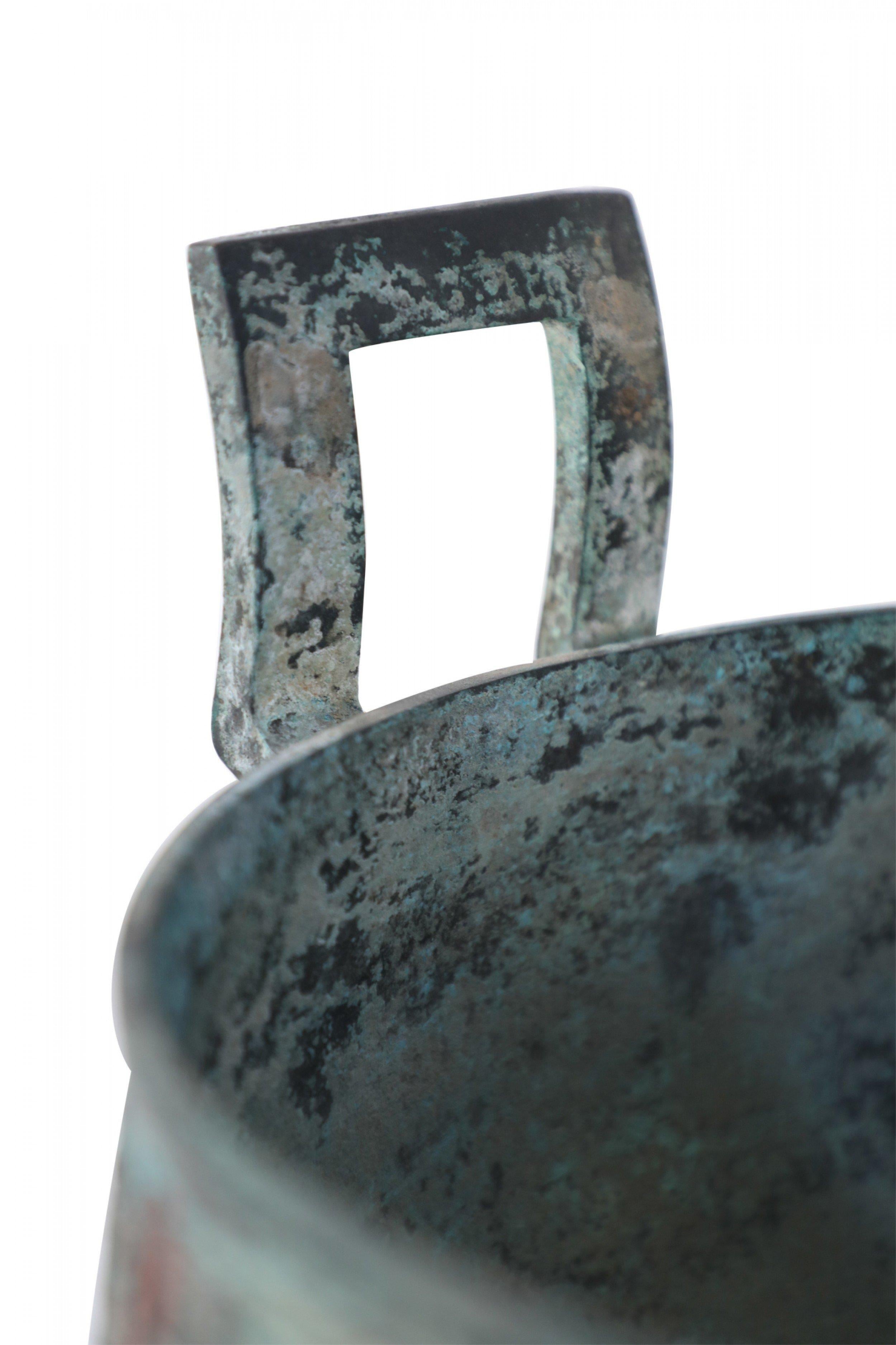 Vaso con piede in bronzo patinato in stile dinastia Han cinese in vendita 6