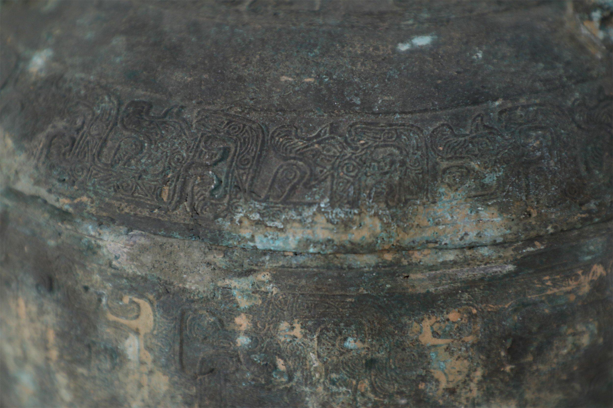 Vaso con piede in bronzo patinato in stile dinastia Han cinese in vendita 9