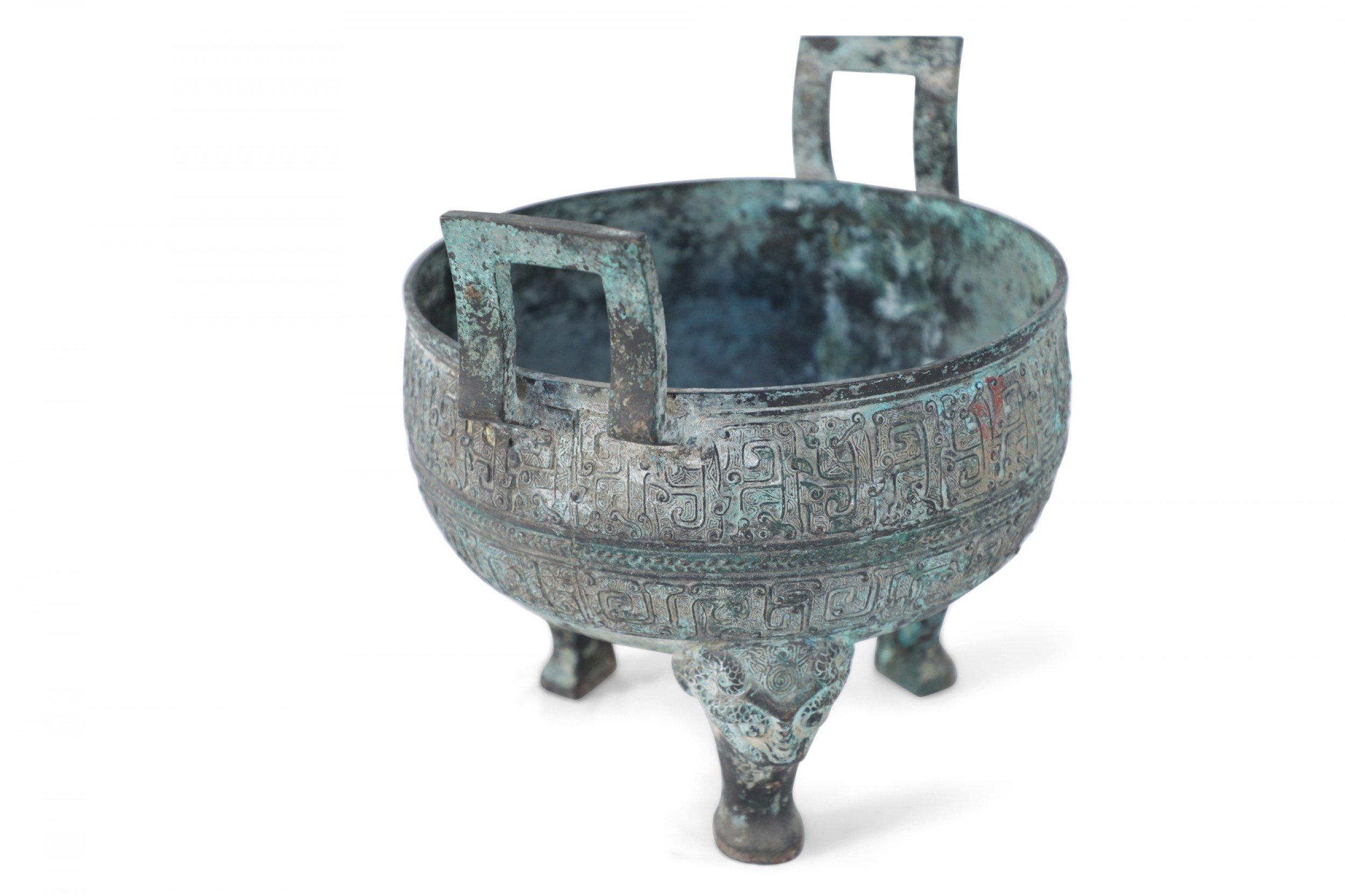 Esportazione cinese Vaso con piede in bronzo patinato in stile dinastia Han cinese in vendita