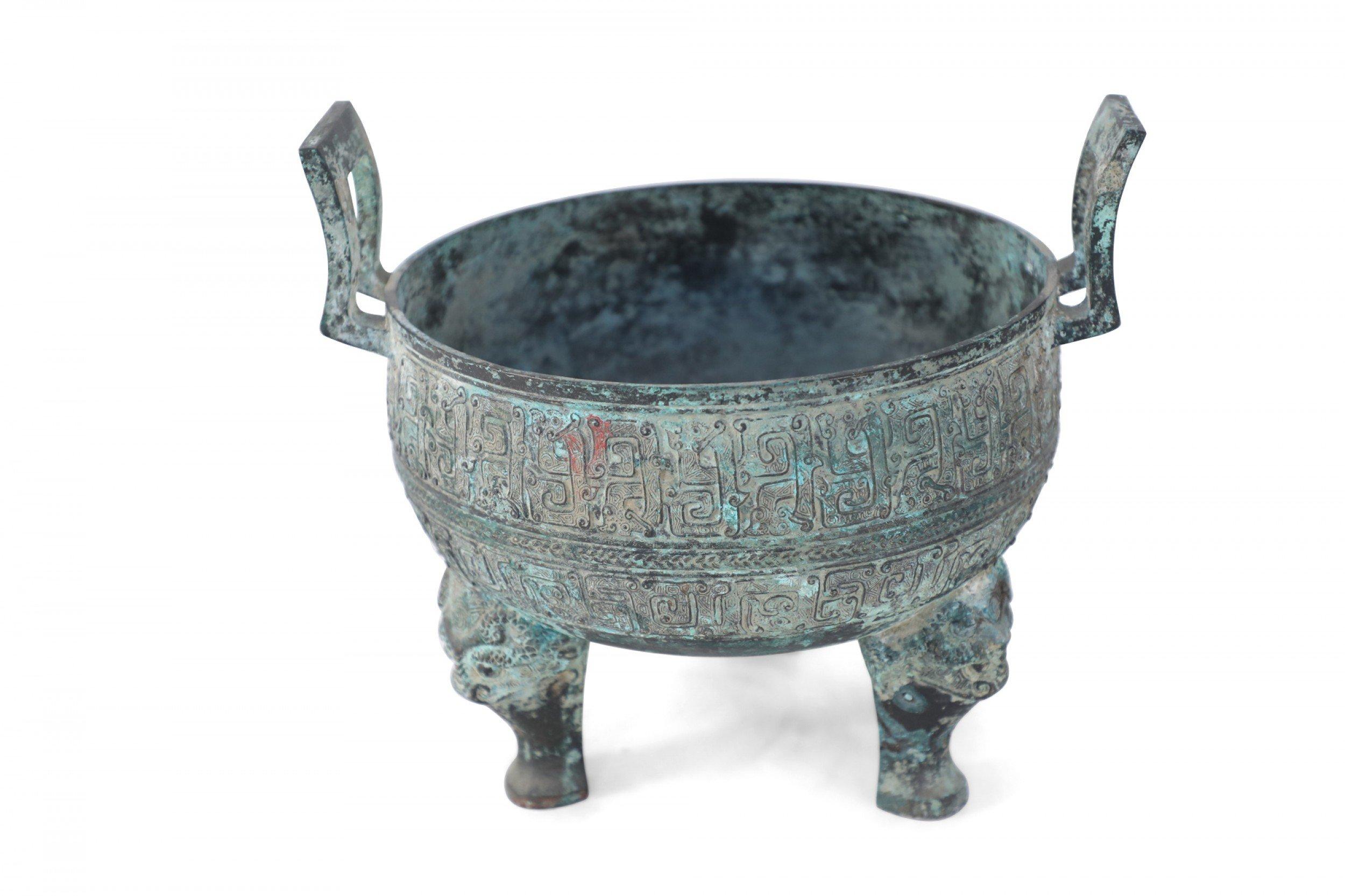 Cinese Vaso con piede in bronzo patinato in stile dinastia Han cinese in vendita