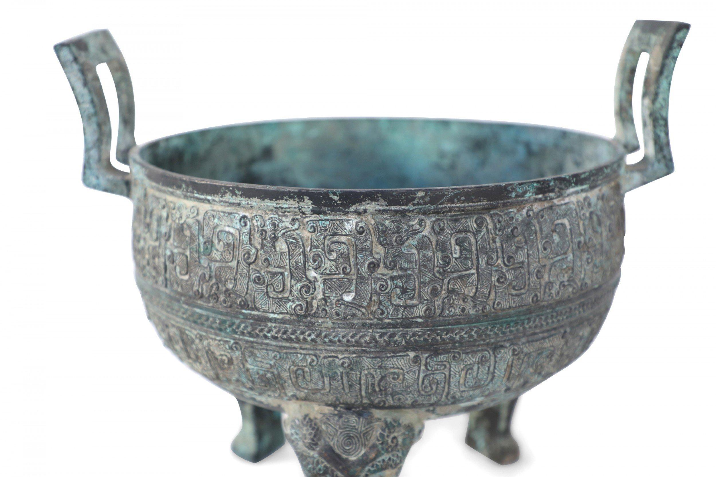 Metallo Vaso con piede in bronzo patinato in stile dinastia Han cinese in vendita
