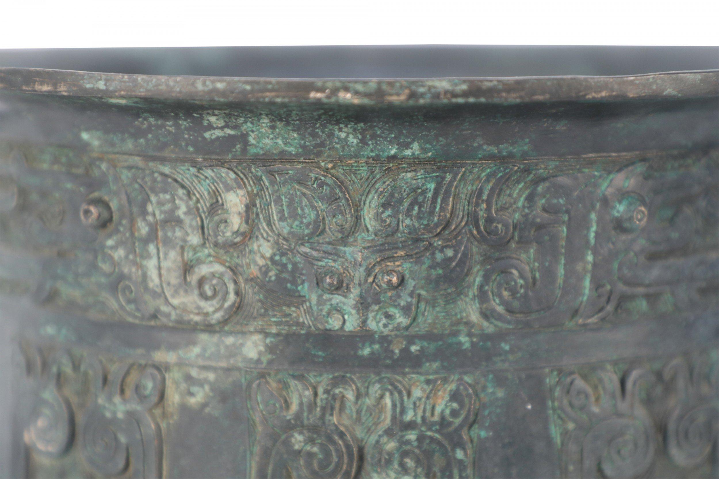 Urna con piede in bronzo patinato in stile dinastia Han cinese in vendita 5