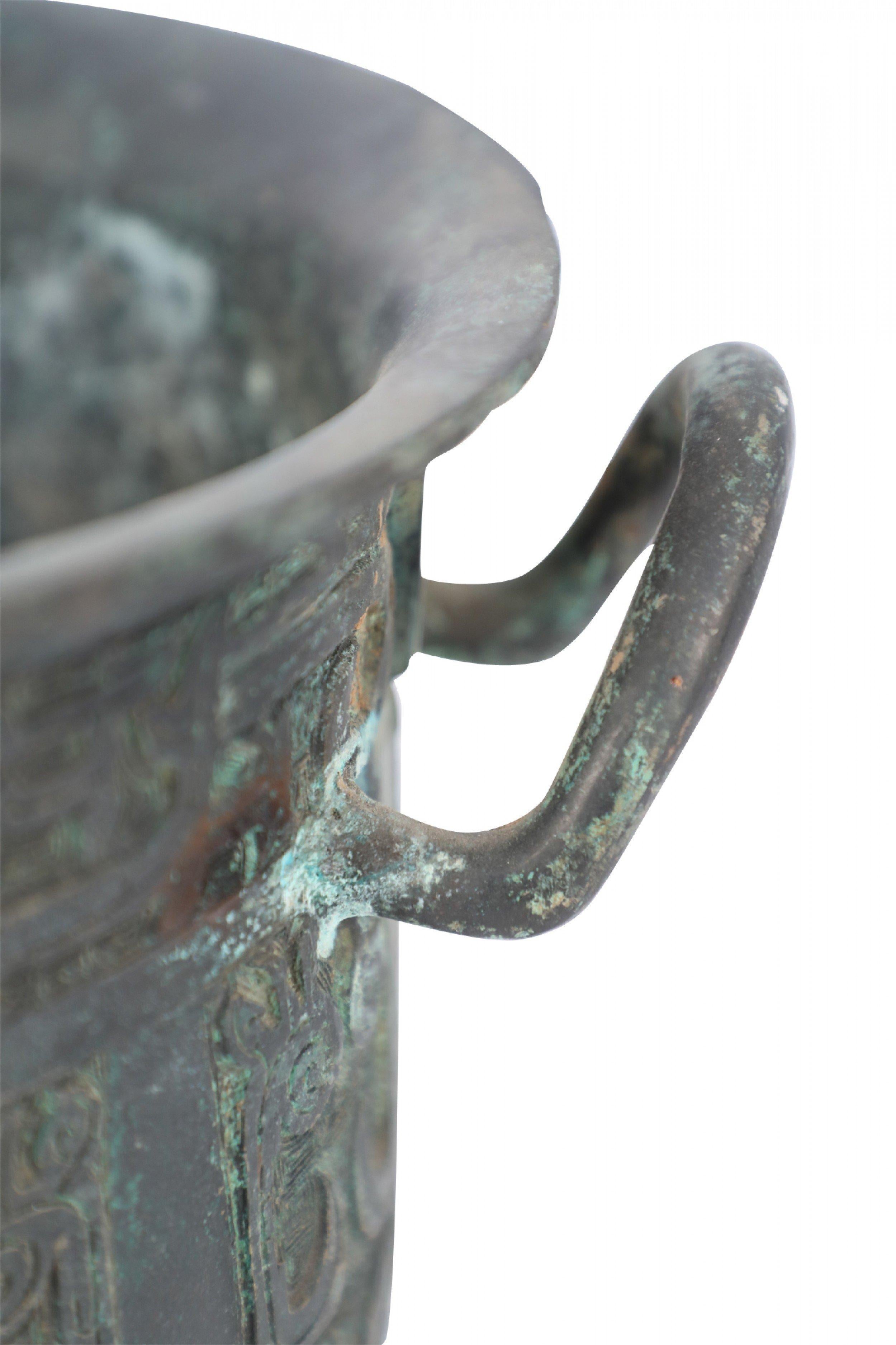 Urna con piede in bronzo patinato in stile dinastia Han cinese in vendita 6