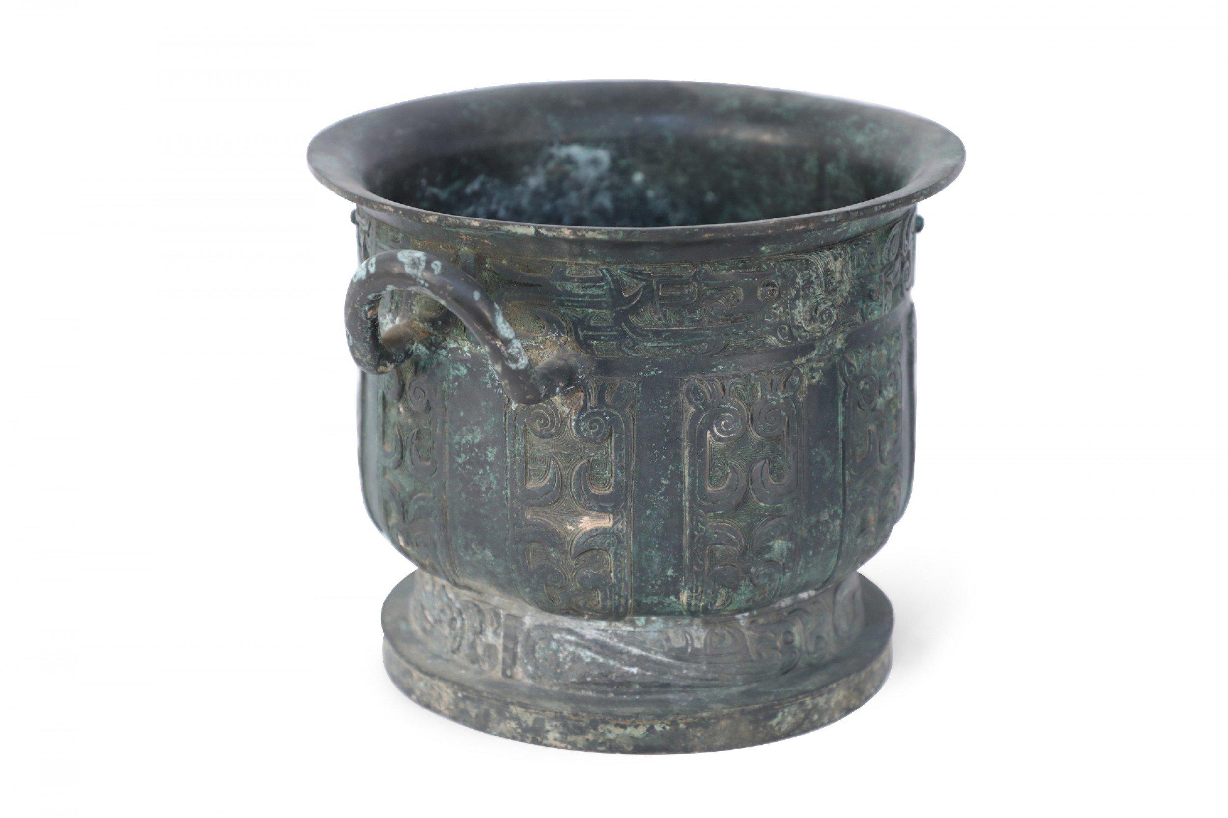 Cinese Urna con piede in bronzo patinato in stile dinastia Han cinese in vendita