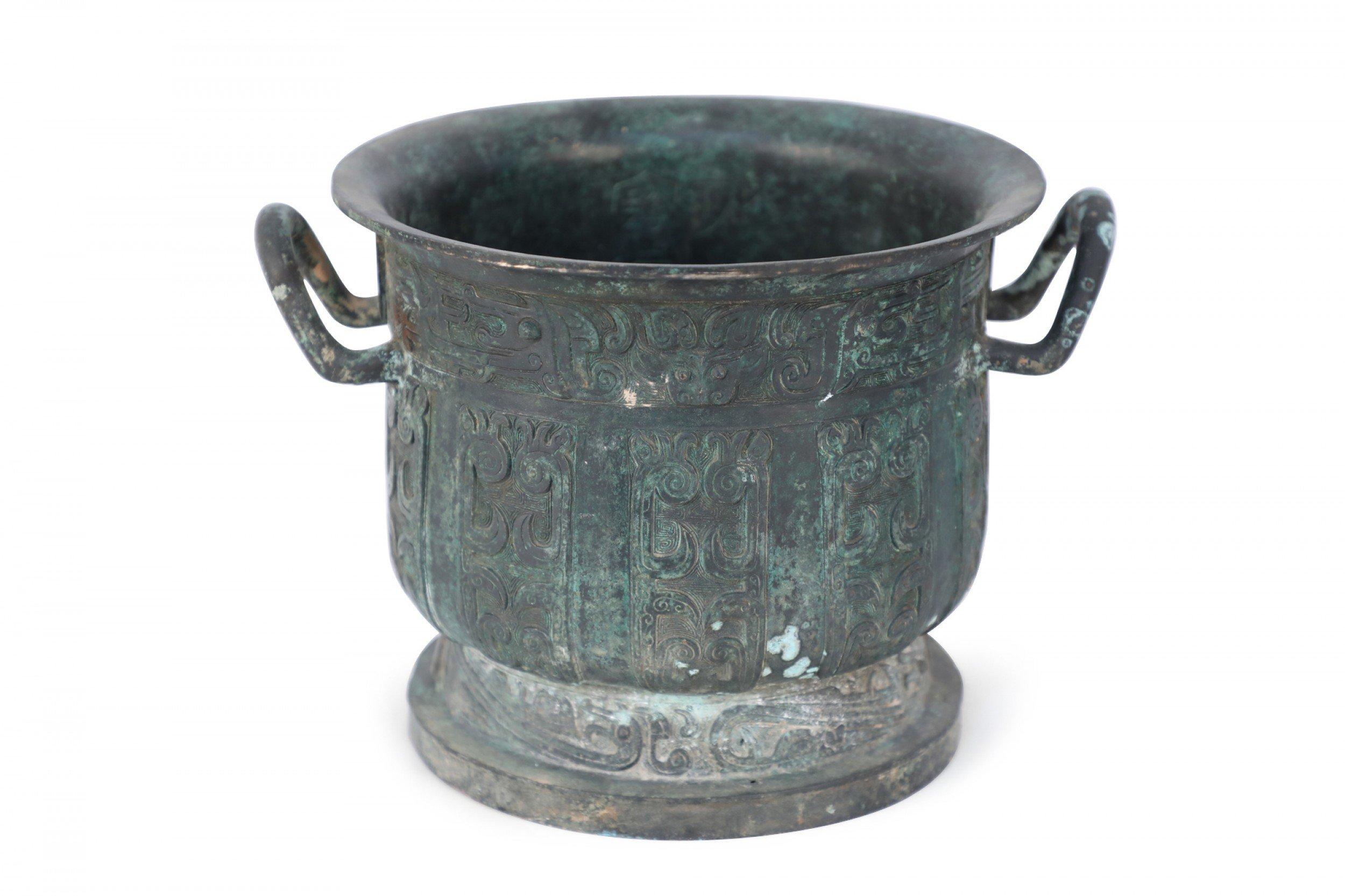 Urna con piede in bronzo patinato in stile dinastia Han cinese in vendita 1
