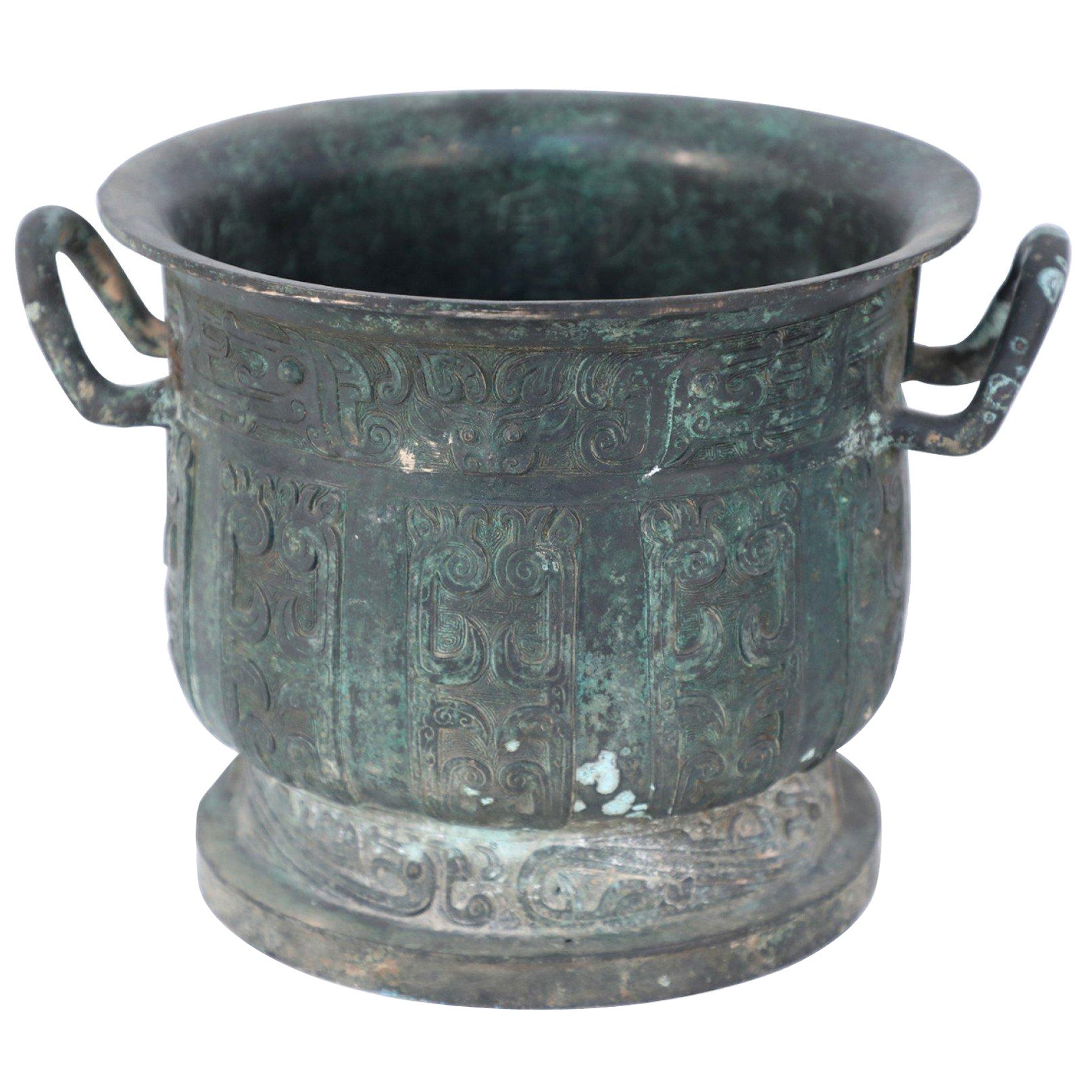 Urne à pied en bronze patiné de style chinois de la Dynasty Han