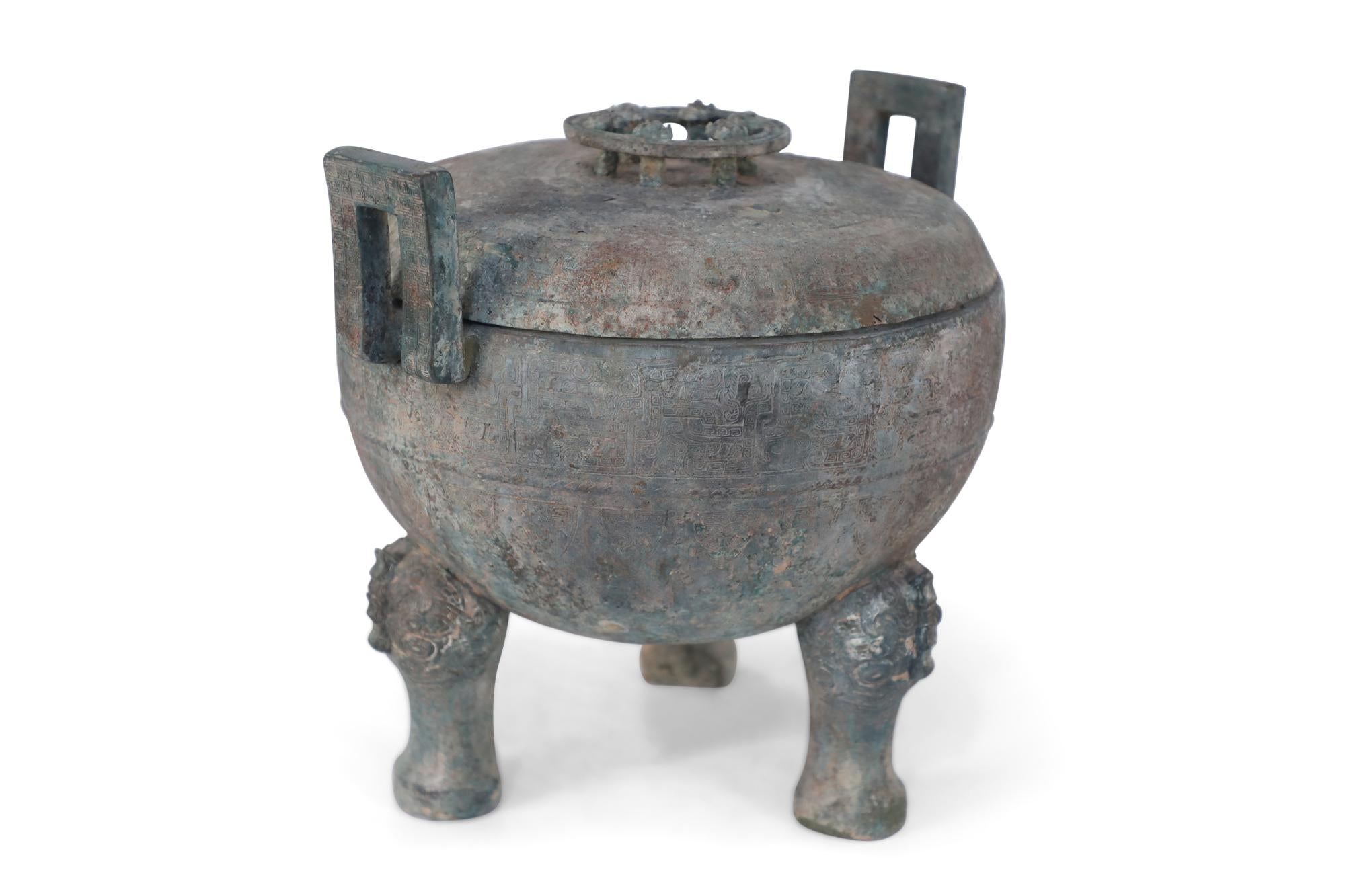 XX secolo Vaso con coperchio in bronzo patinato in stile dinastia Han cinese in vendita