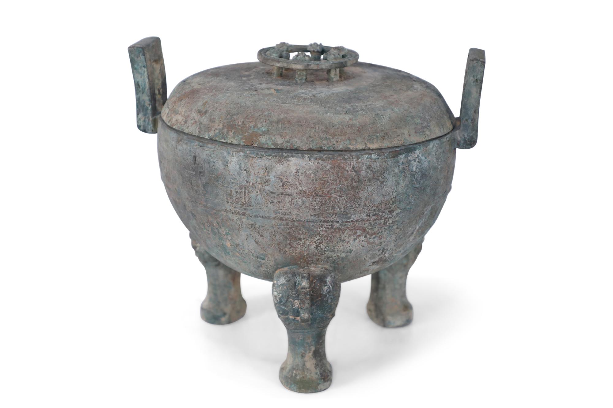 Metallo Vaso con coperchio in bronzo patinato in stile dinastia Han cinese in vendita